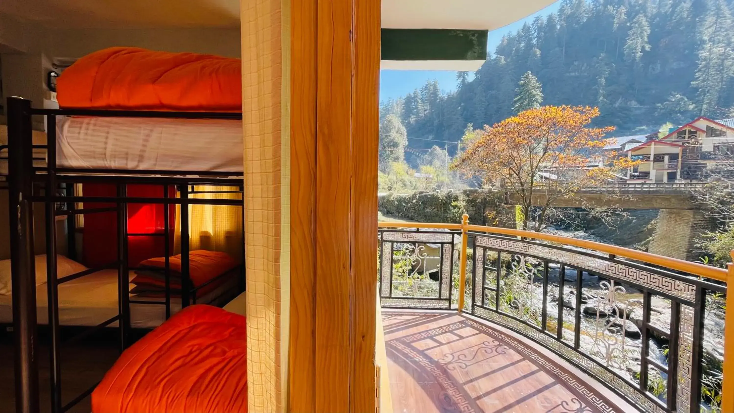 Bed in 10-Bed Mixed Dormitory Room in Madpackers Jibhi - Of Streamsides & Waterfalls Bed in 10-Bed Mixed Dormitory Room in Madpackers Jibhi - Of Streamsides & Waterfalls