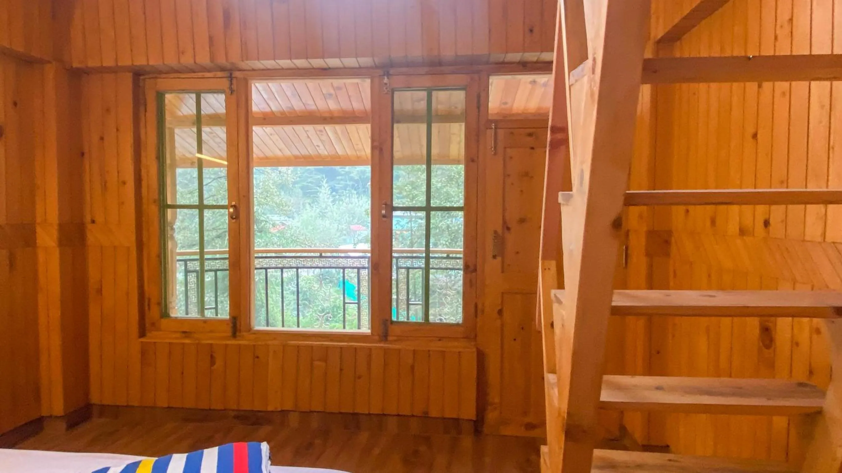 Bed in Madpackers Jibhi - Of Streamsides & Waterfalls