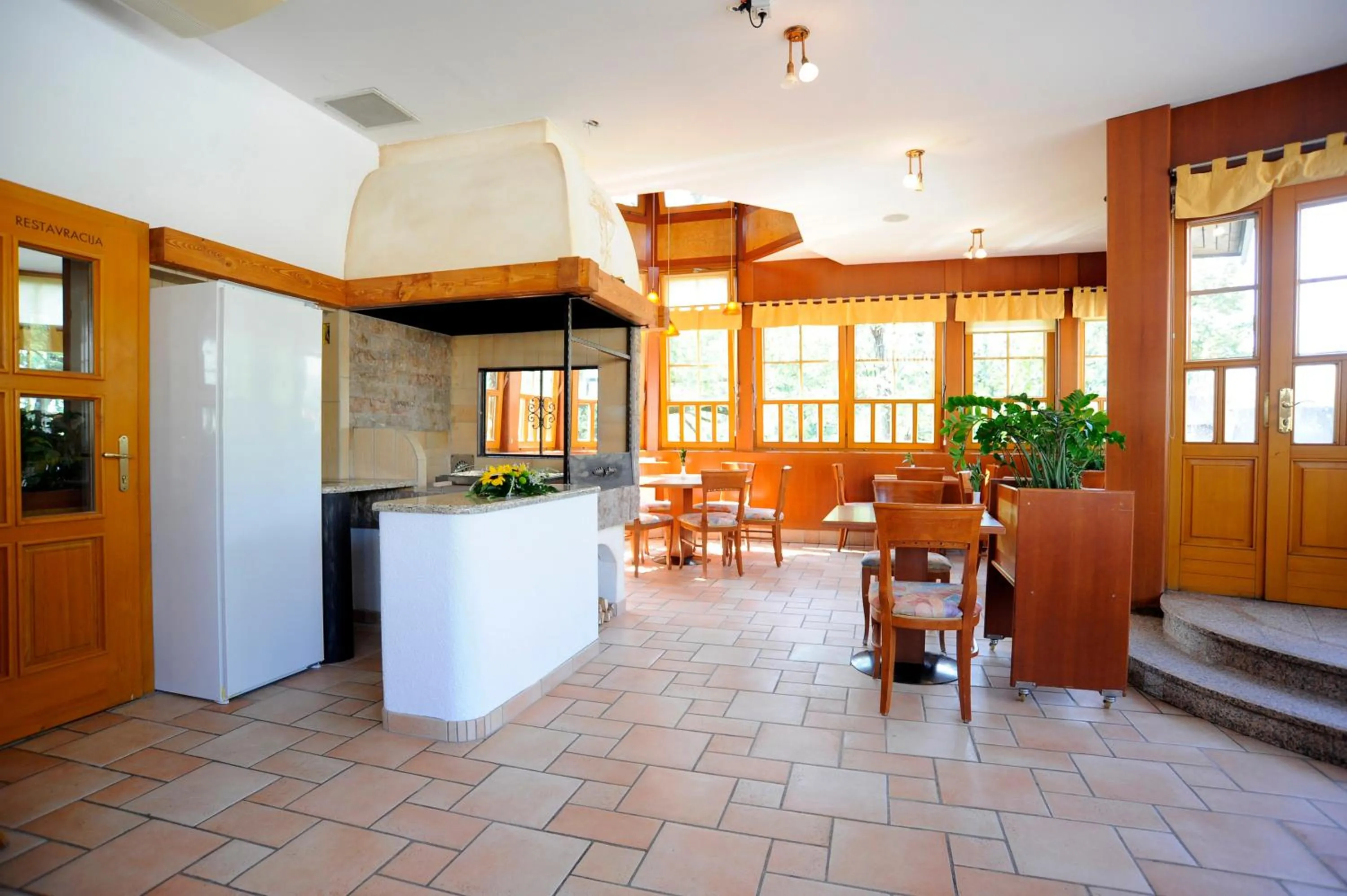 Restaurant/places to eat in Guest House Arvaj