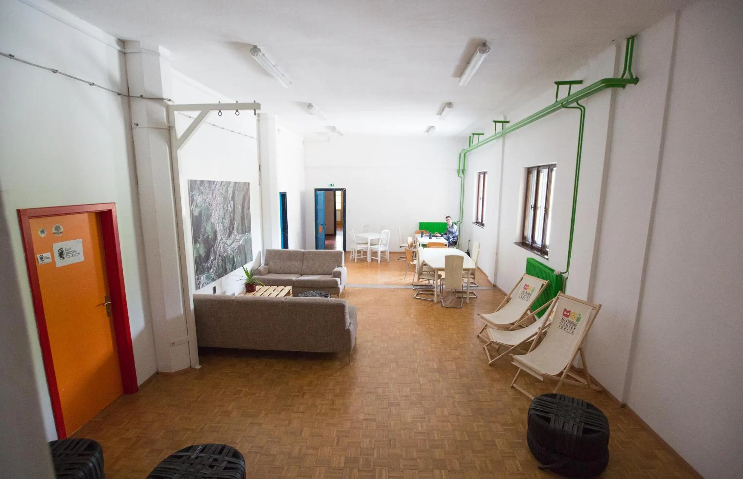 Communal lounge/ TV room in Hostel Idrija