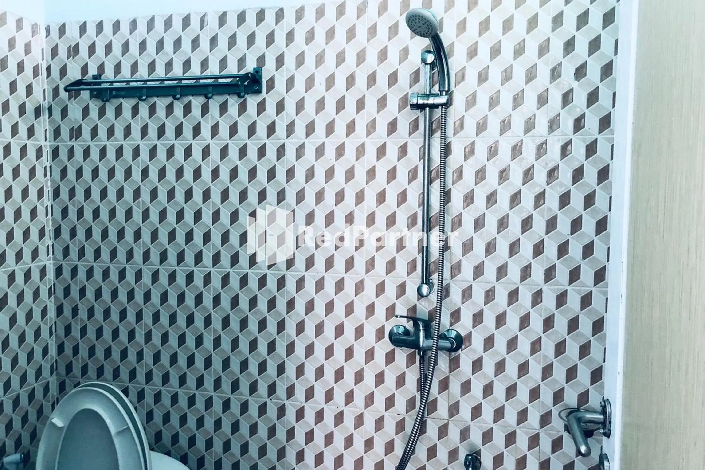 Shower in Wisma Suci Syariah Polewali Mandar Mitra RedDoorz Shower in Wisma Suci Syariah Polewali Mandar Mitra RedDoorz