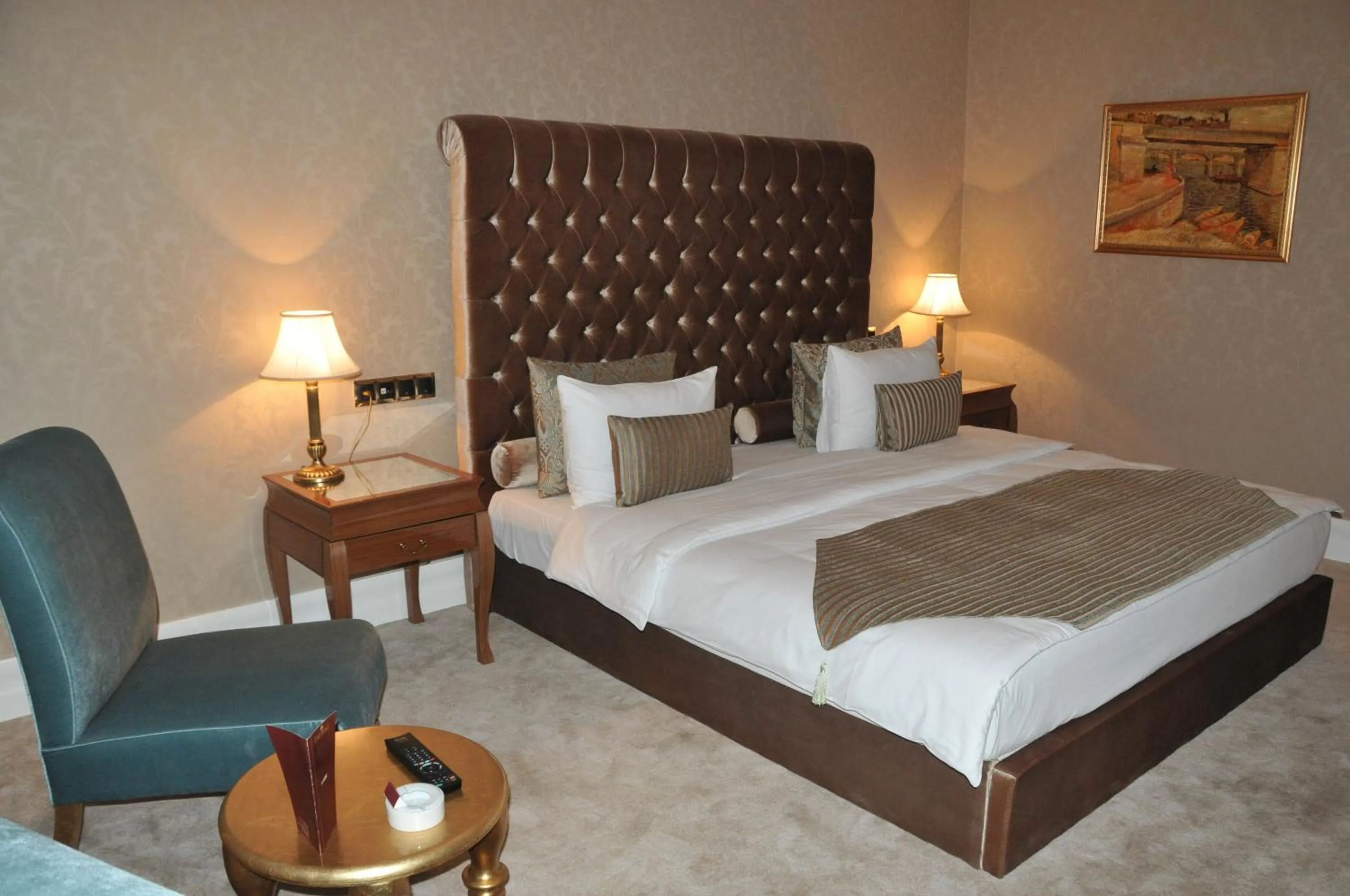 Bedroom in Lake Palace Baku