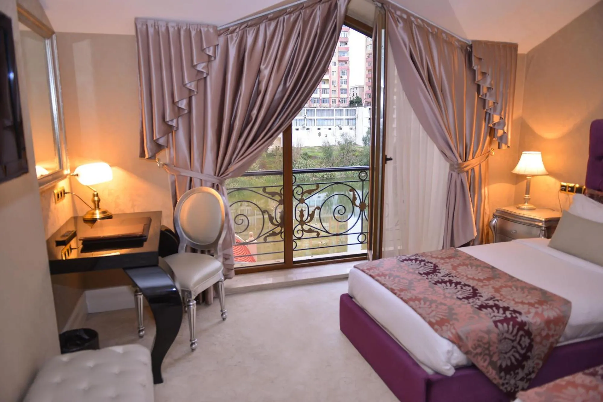 Bedroom in Lake Palace Baku