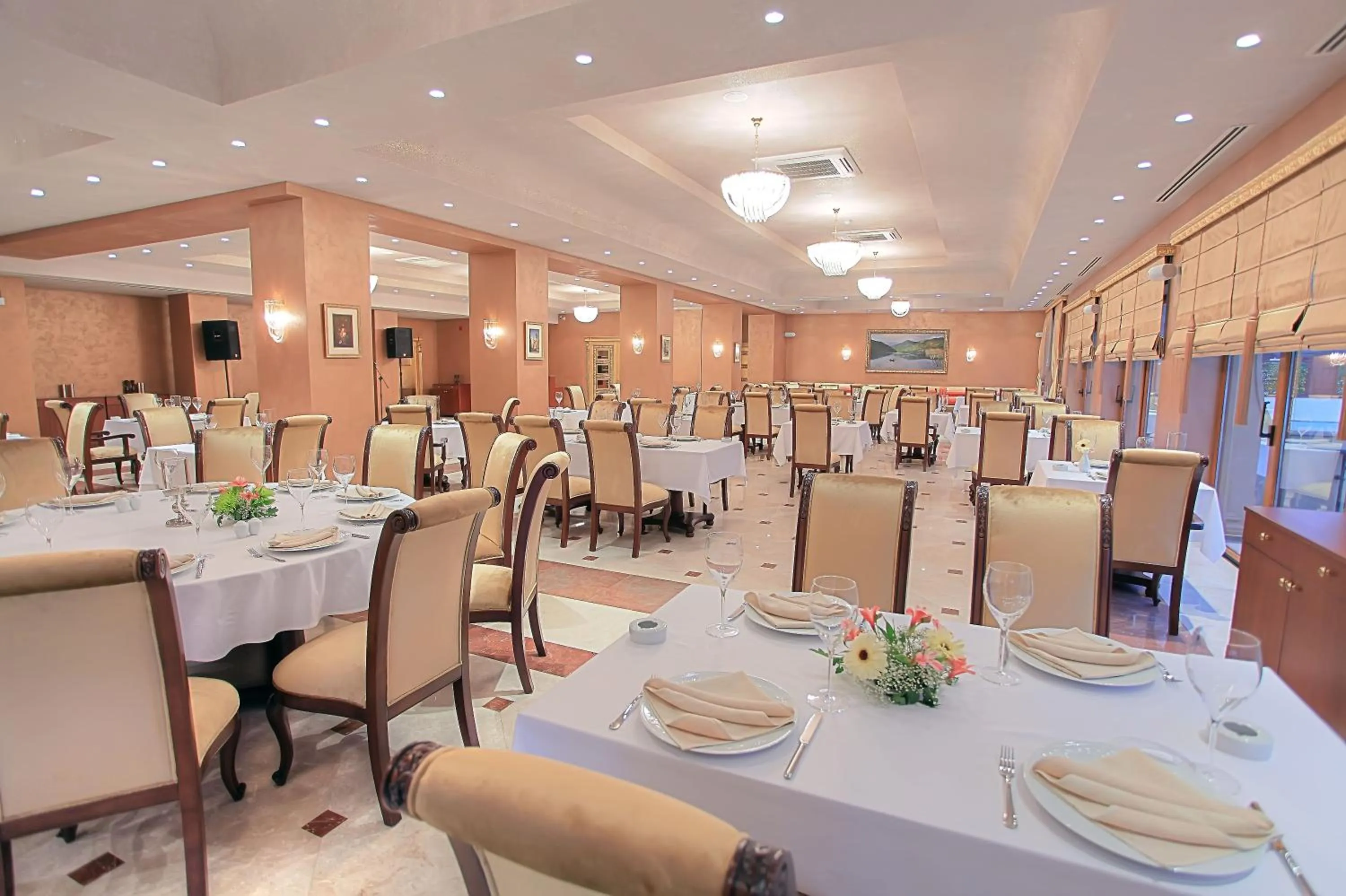 Restaurant/places to eat in Lake Palace Baku