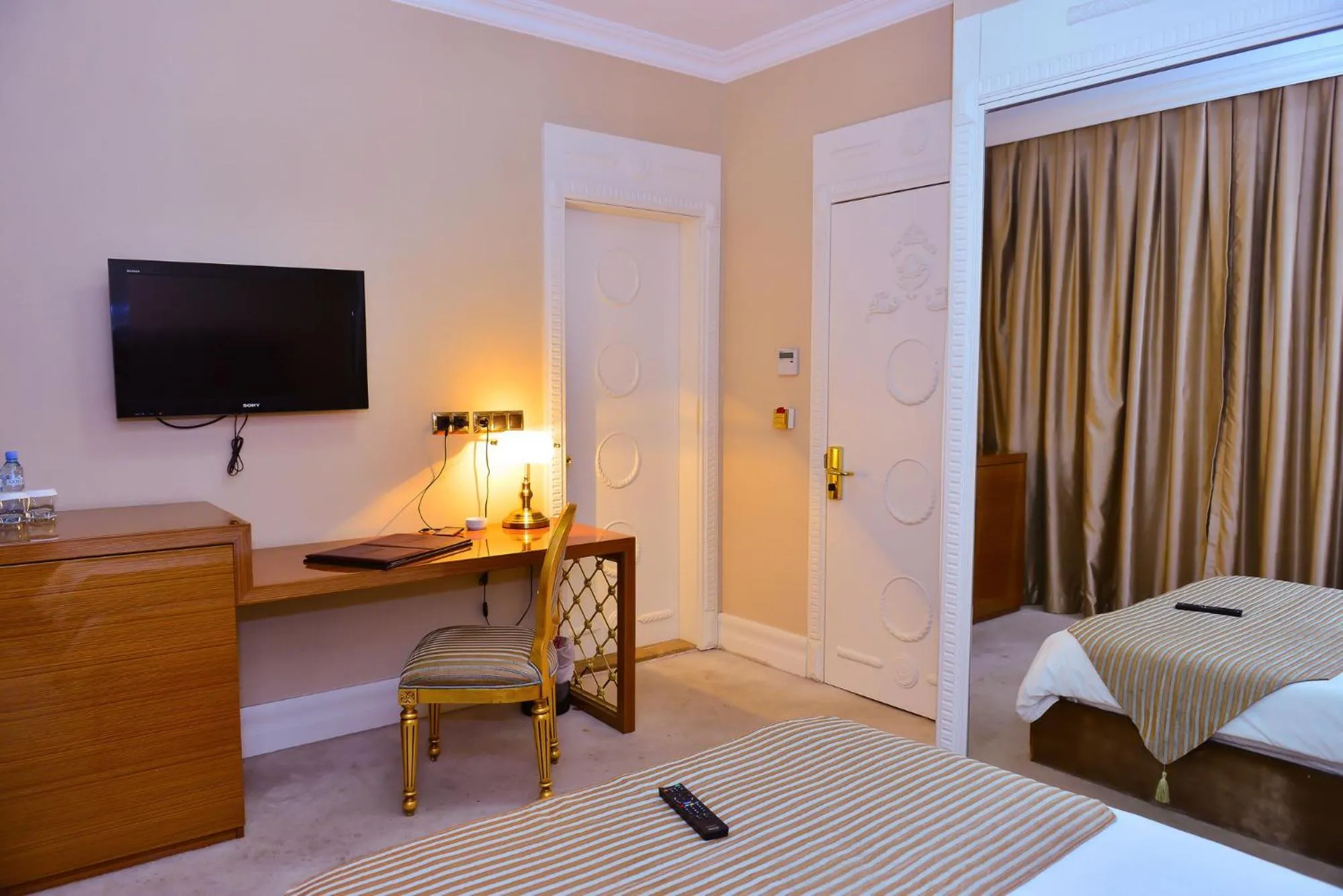 Bedroom in Lake Palace Baku