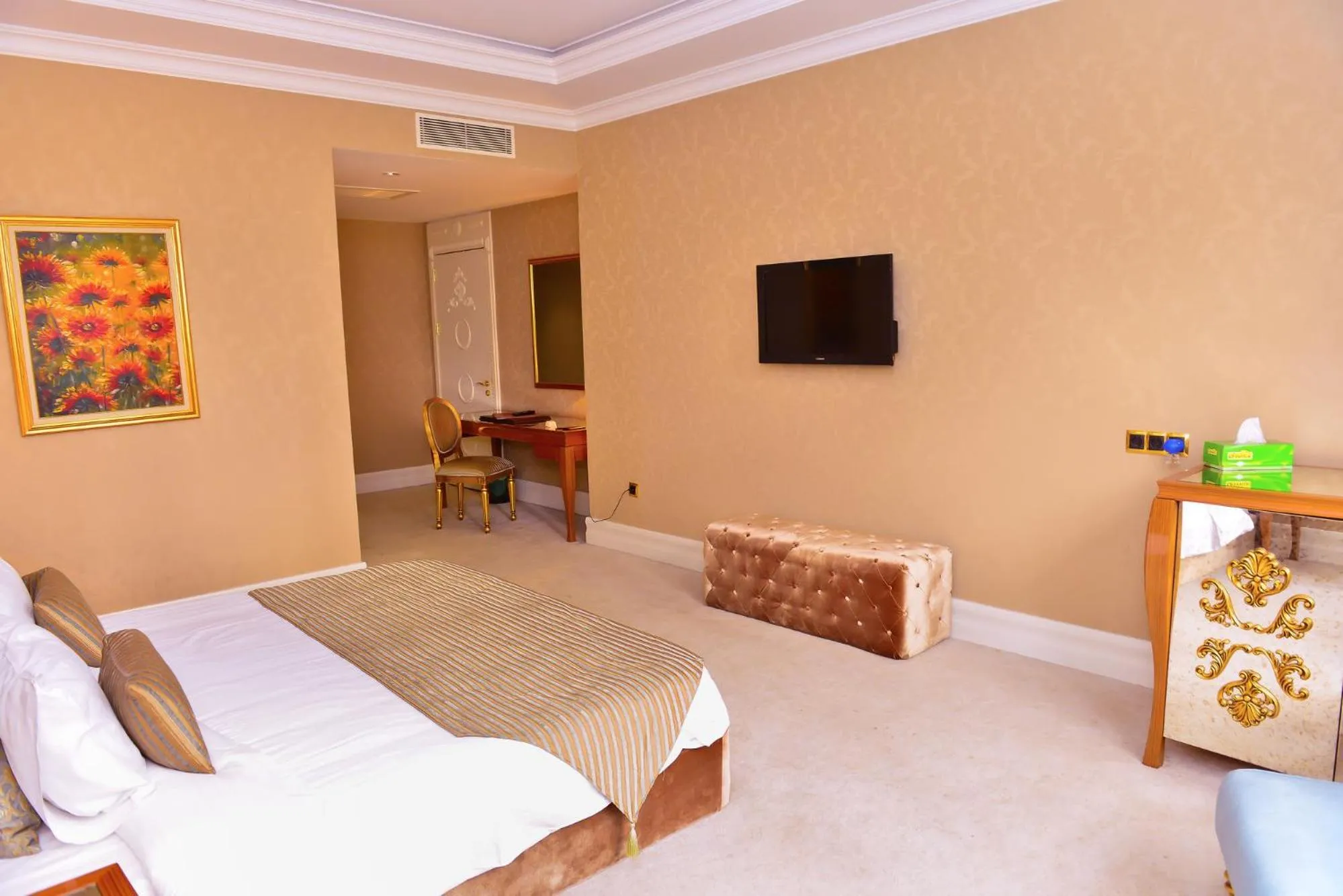 Bedroom in Lake Palace Baku