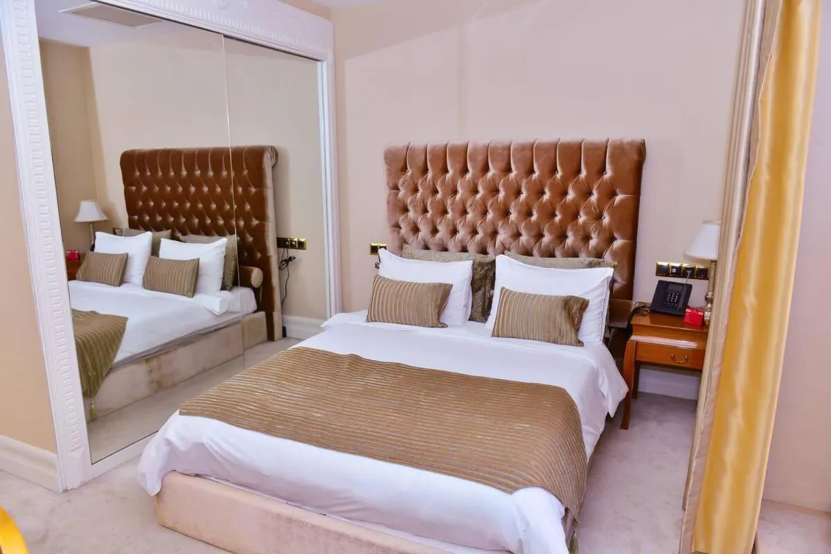 Bedroom in Lake Palace Baku