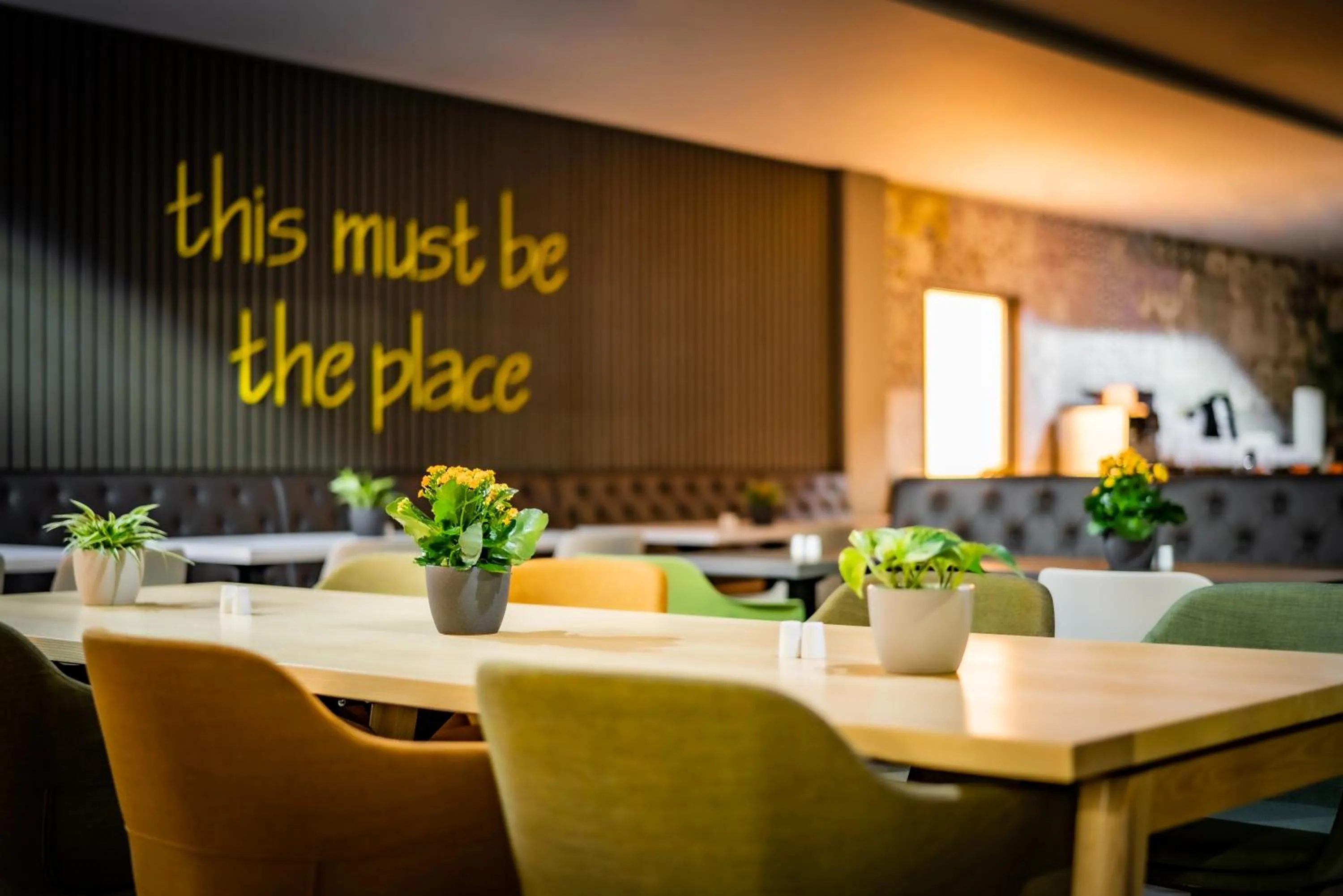 Restaurant/places to eat in LOGINN Hotel Stuttgart Zuffenhausen