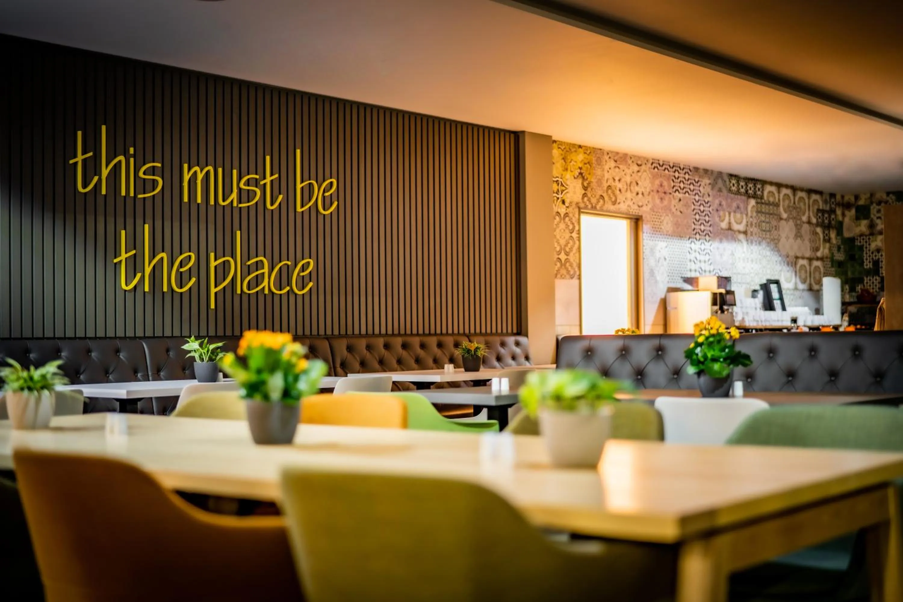 Restaurant/places to eat in LOGINN Hotel Stuttgart Zuffenhausen