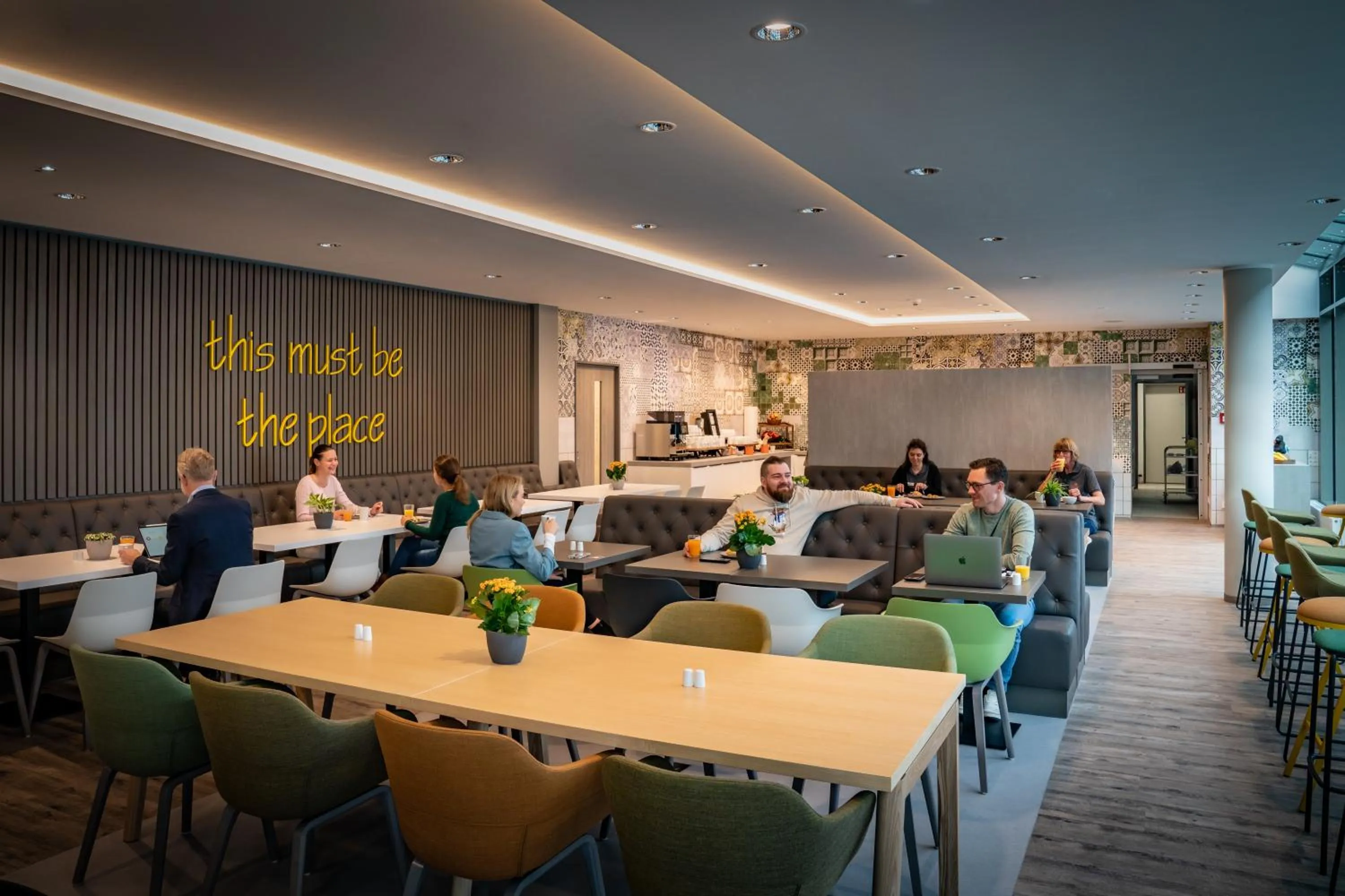 Restaurant/places to eat in LOGINN Hotel Stuttgart Zuffenhausen