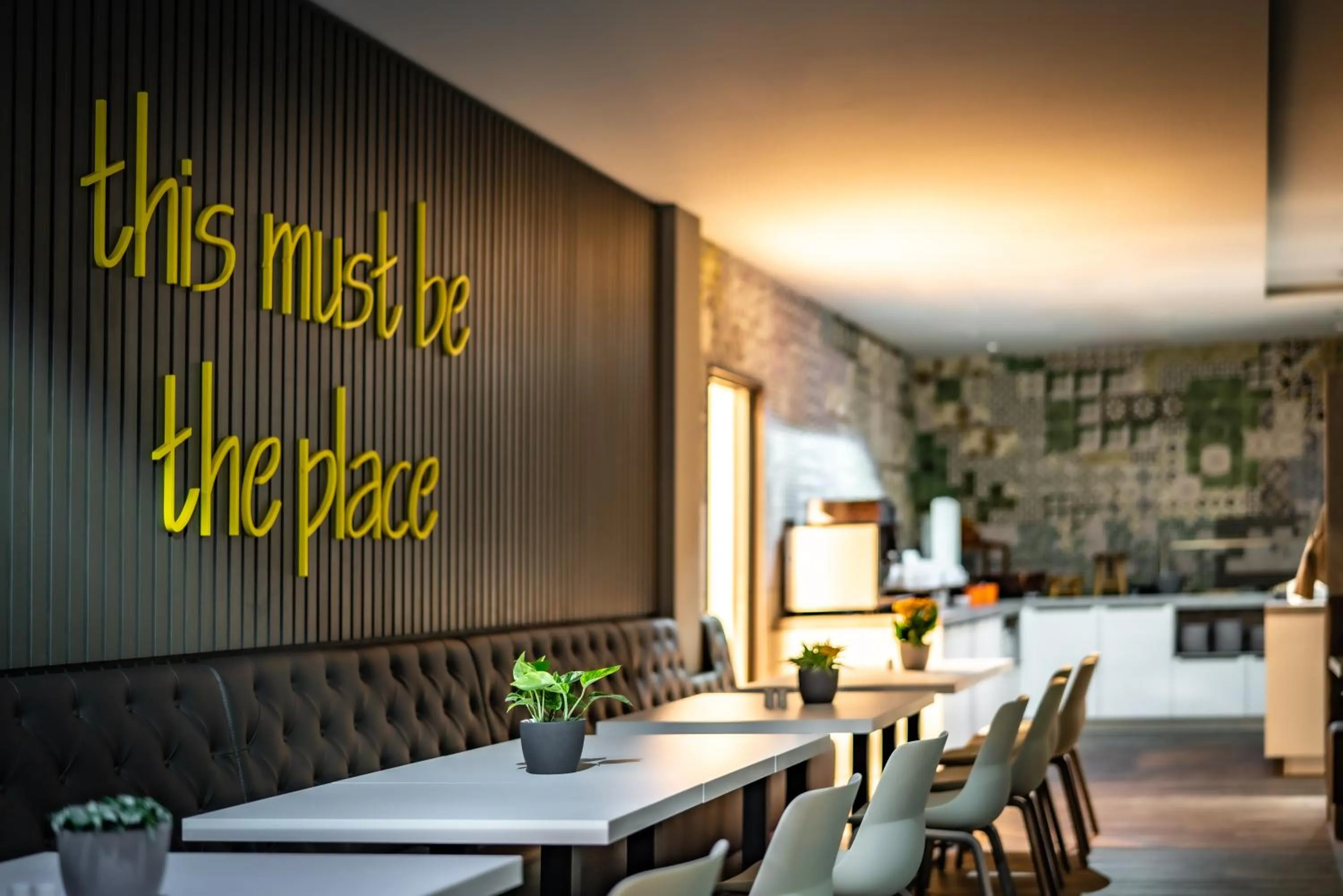 Restaurant/places to eat in LOGINN Hotel Stuttgart Zuffenhausen