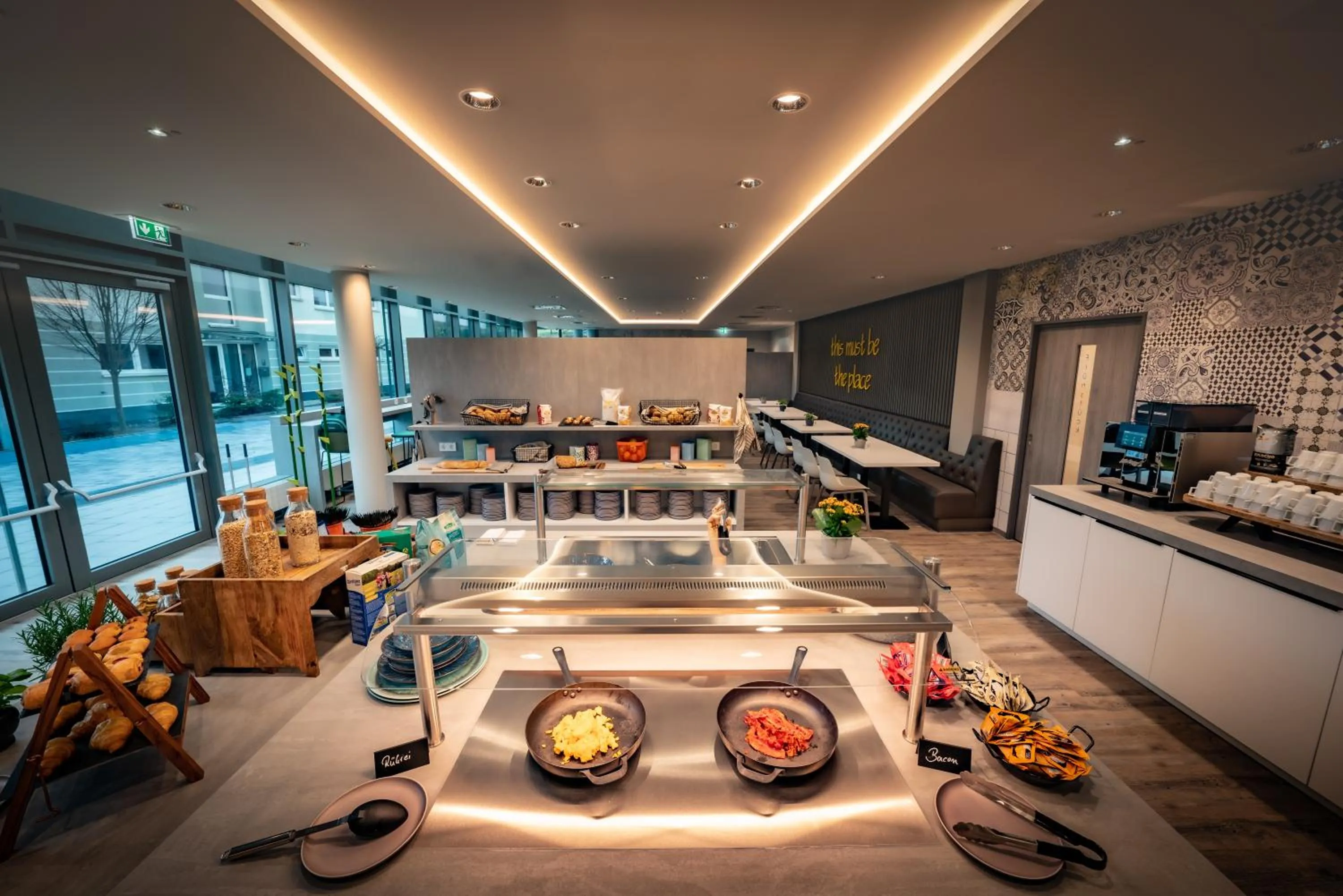 Restaurant/places to eat in LOGINN Hotel Stuttgart Zuffenhausen