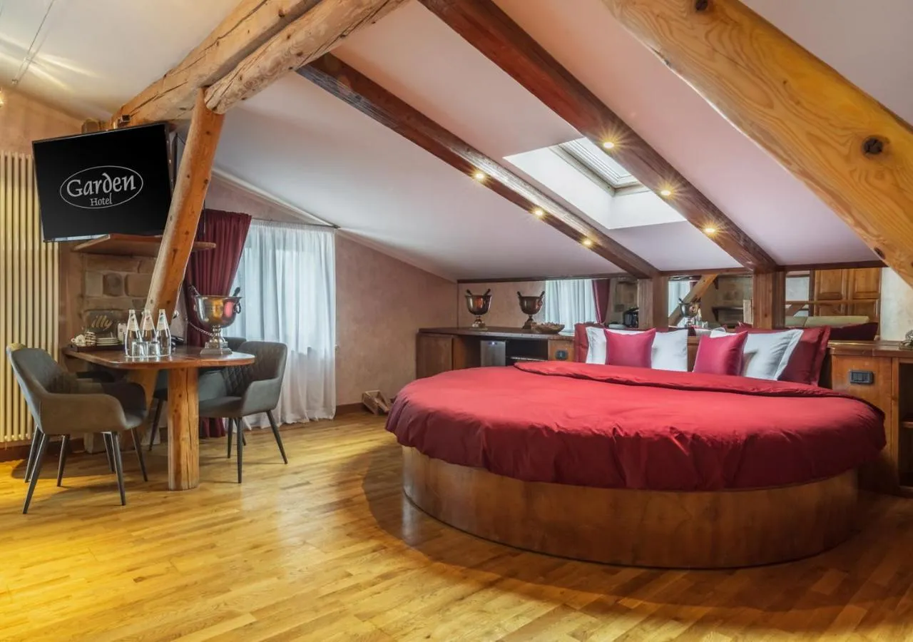 Bed in Garden Wellness Hotel S