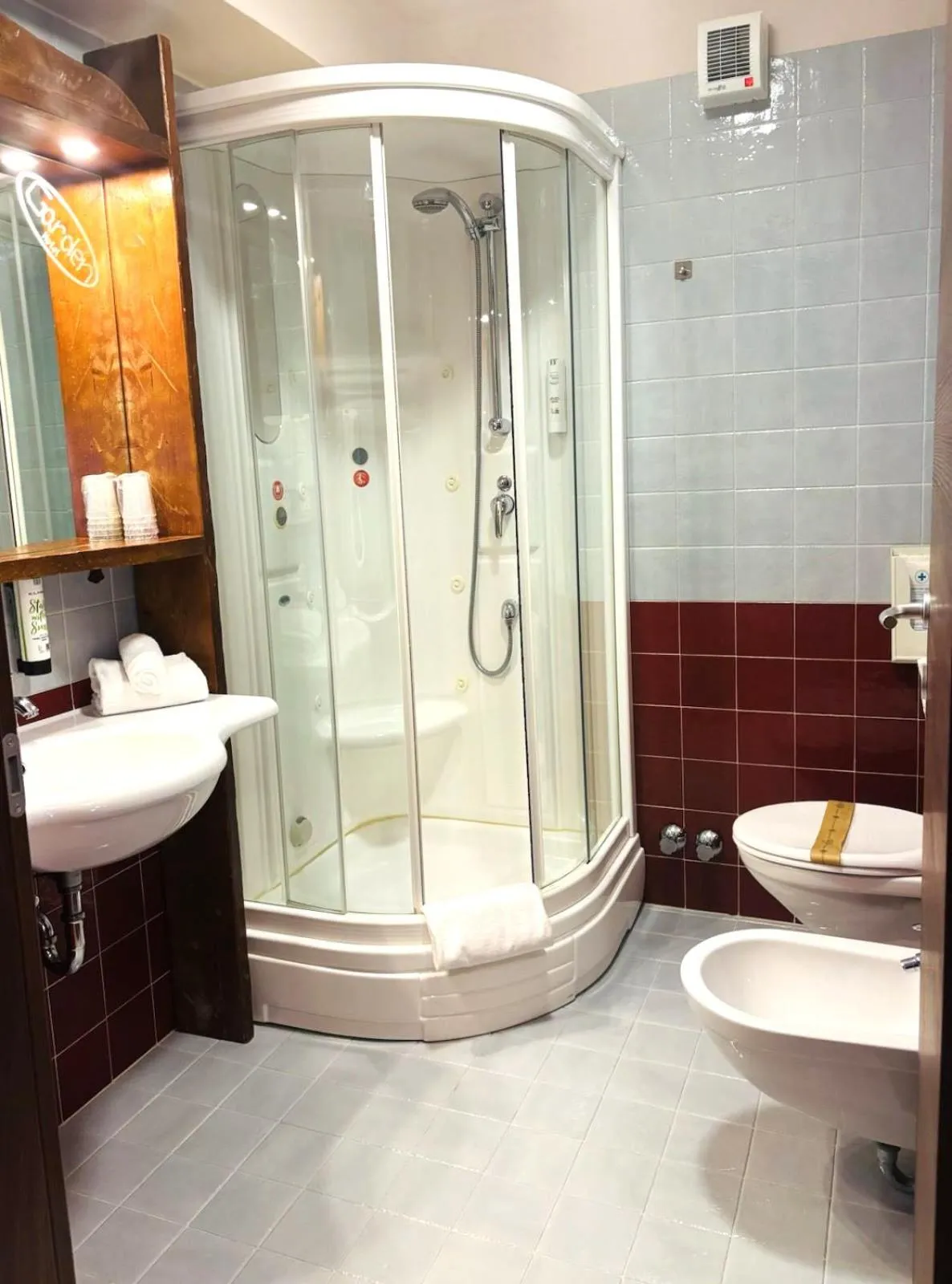 Shower in Garden Wellness Hotel S