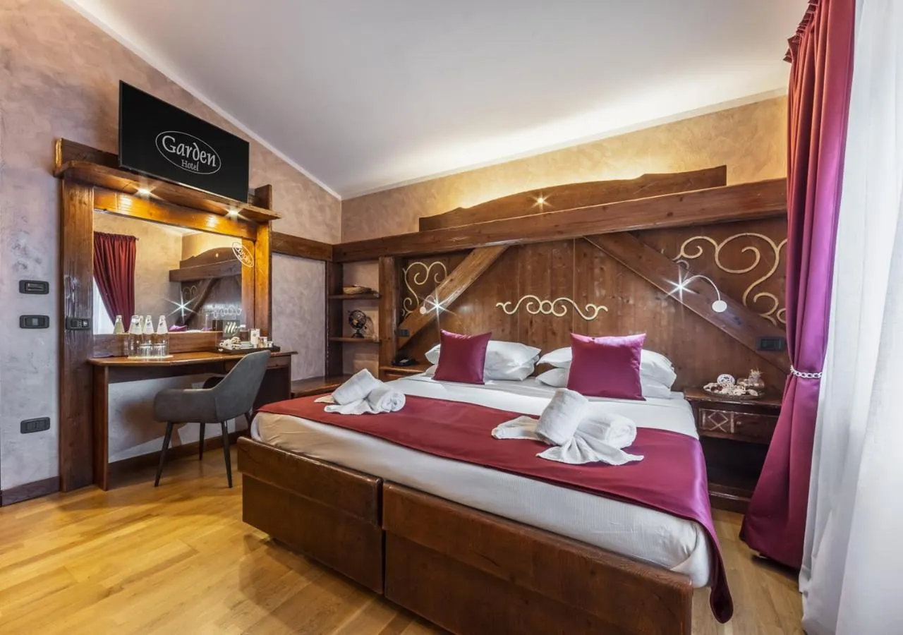 Bed in Garden Wellness Hotel S