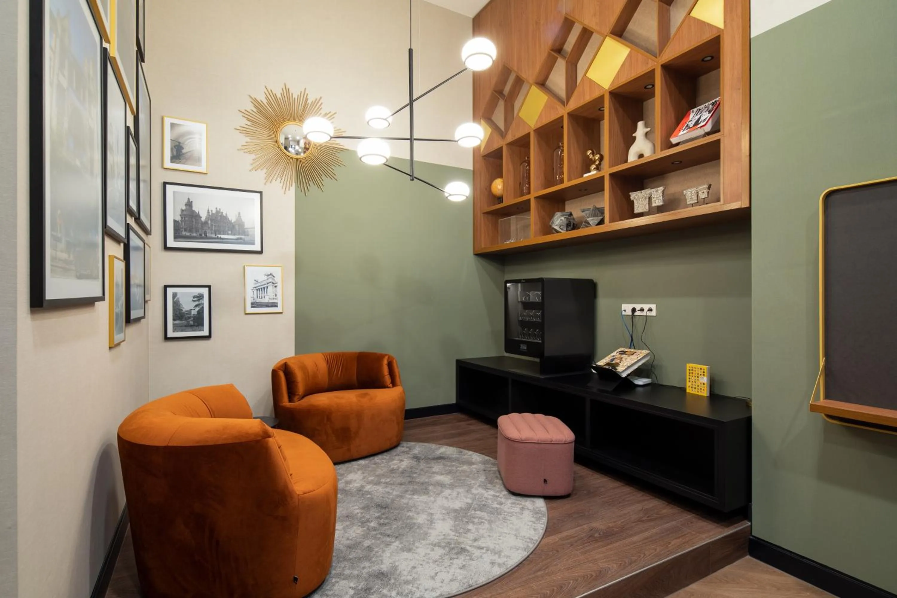 Communal lounge/ TV room in YAYS Antwerp Opera by Numa