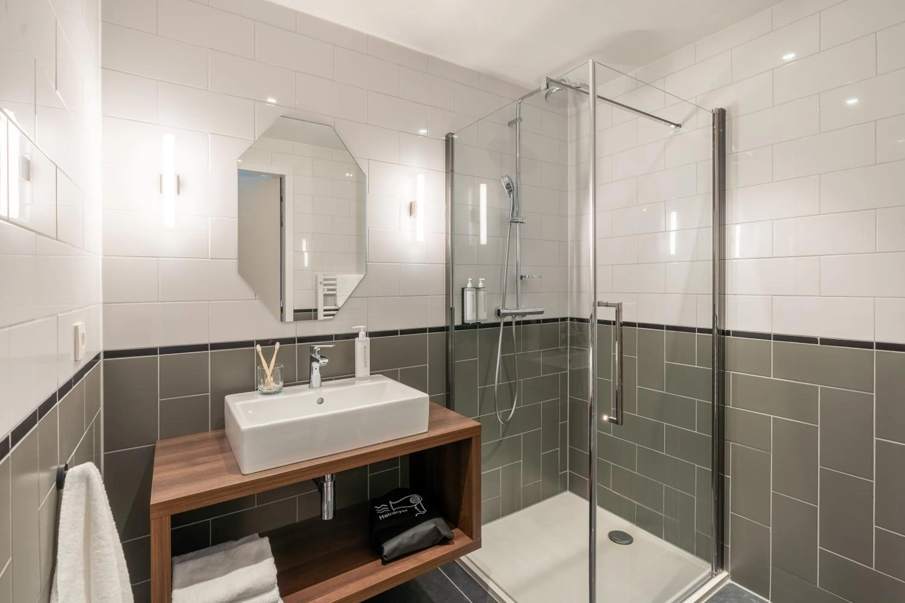 Shower in YAYS Antwerp Opera by Numa