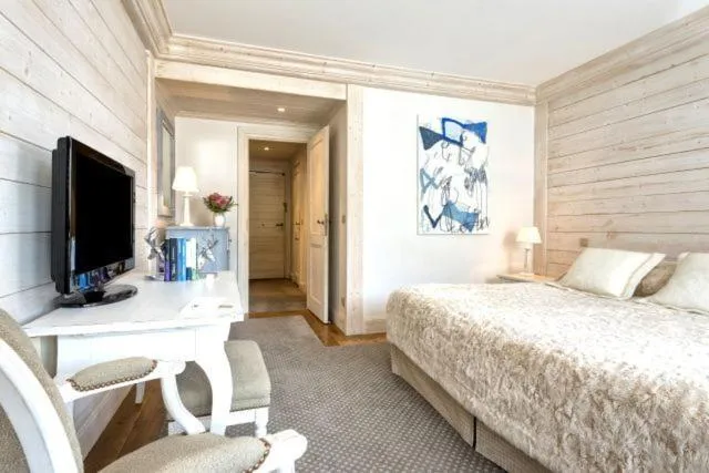 Photo of the whole room, Bed in Hôtel Les Barmes De l'Ours