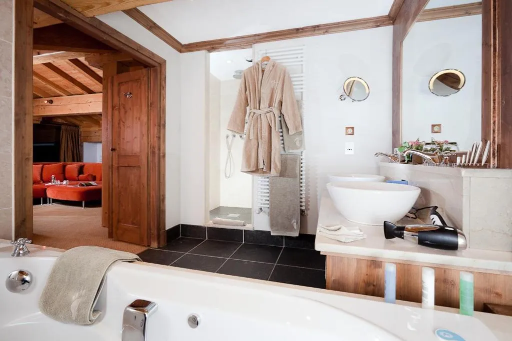 Bathroom, Bed in Hôtel Les Barmes De l'Ours