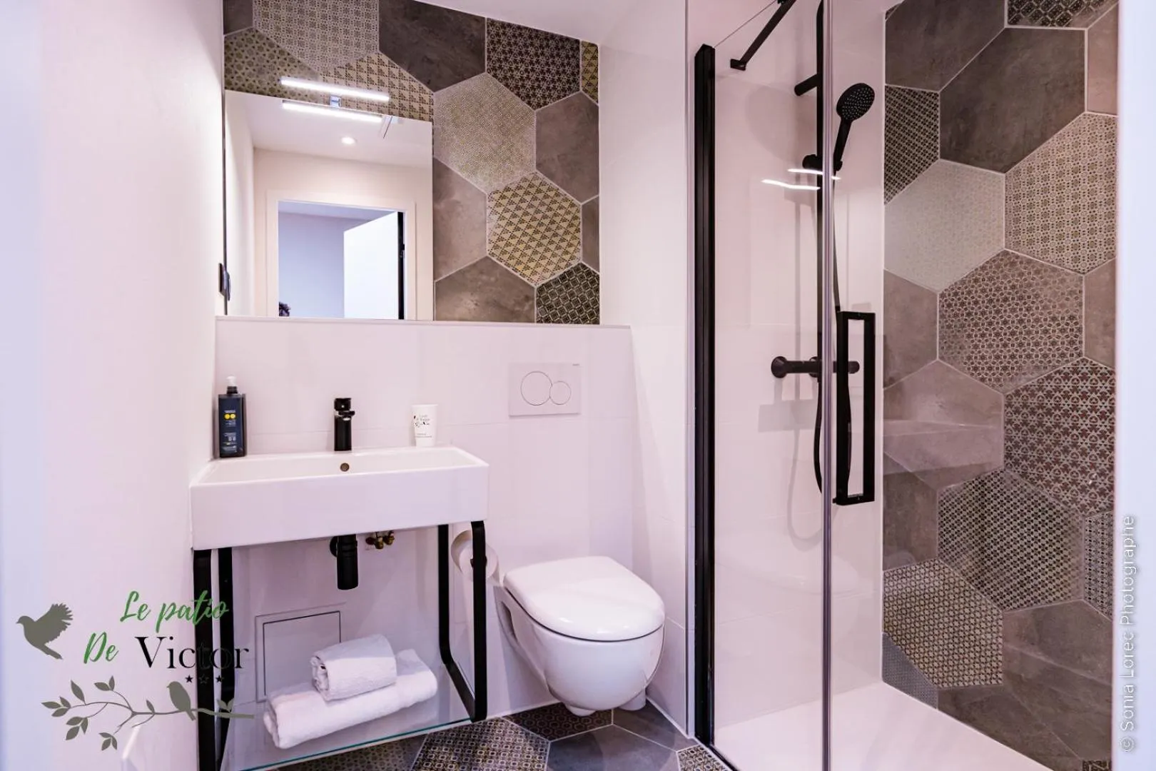 Shower in Hôtel Le Patio de Victor, Lorient