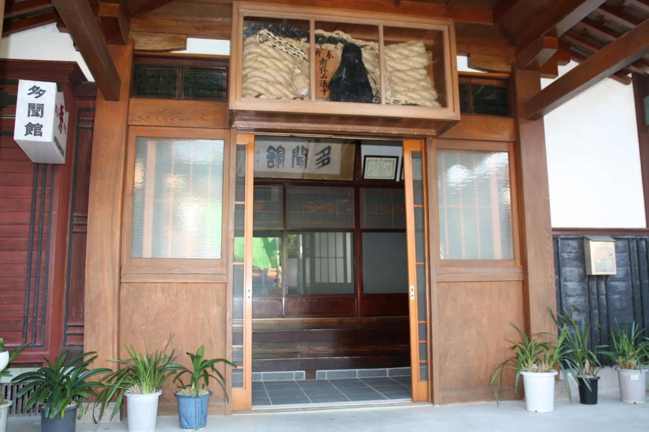 Facade/entrance in Tamonkan Facade/entrance in Tamonkan