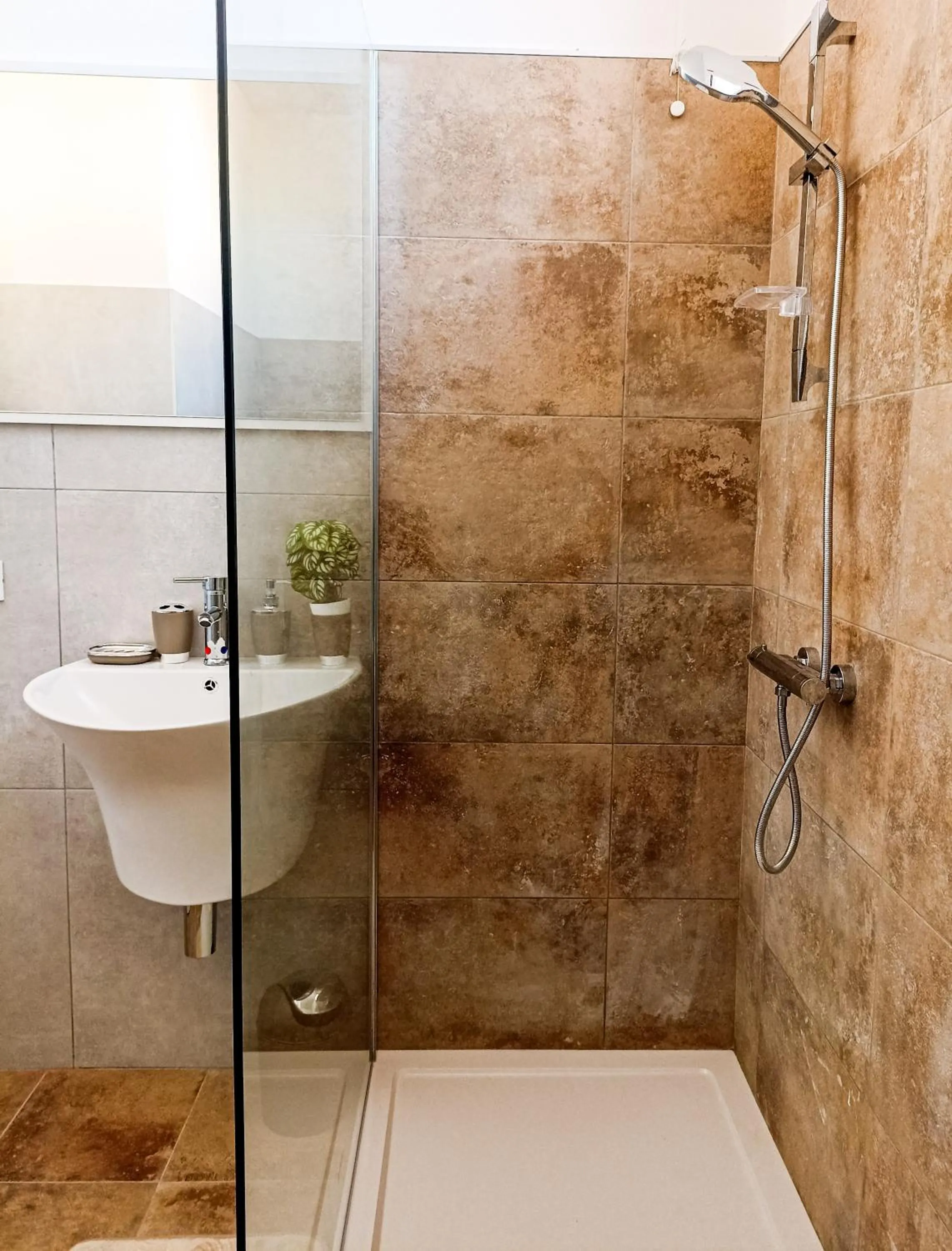 Shower in Kolossoi Guest House