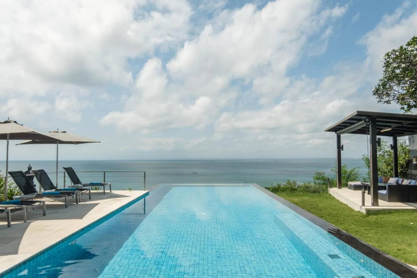 Pool view in Suluban Cliff Bali Villa