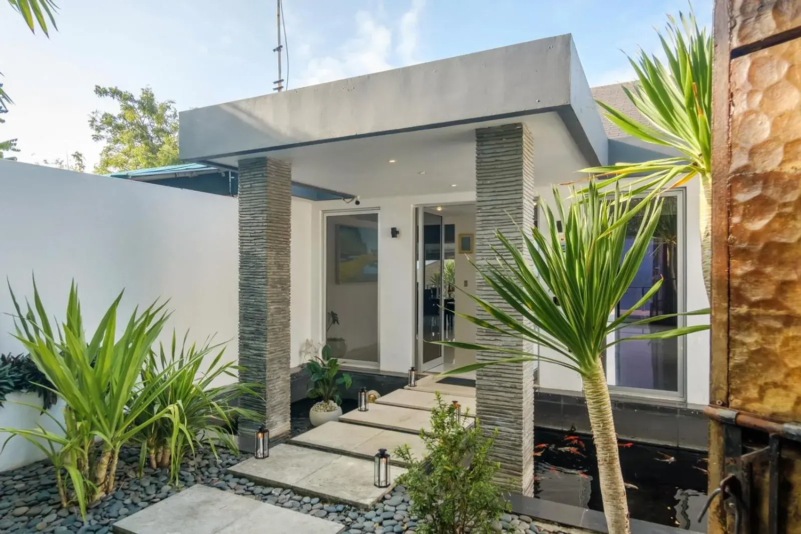 Facade/entrance in Suluban Cliff Bali Villa Facade/entrance in Suluban Cliff Bali Villa