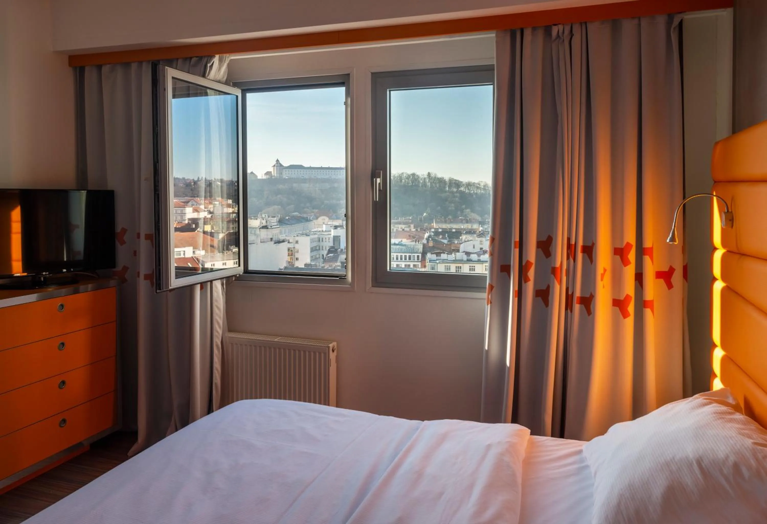 City view, Bed in Hotel Continental