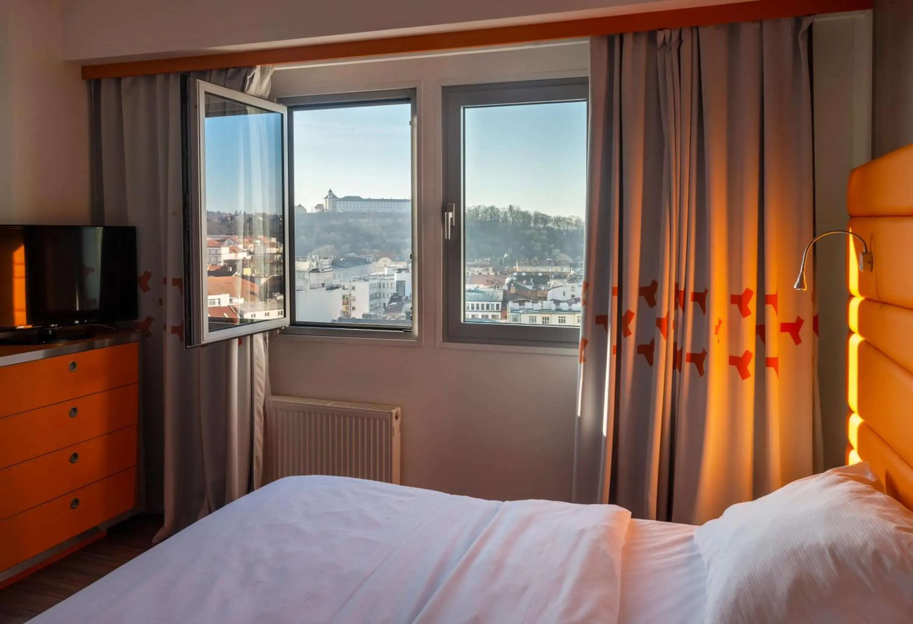 City view, Bed in Hotel Continental City view, Bed in Hotel Continental