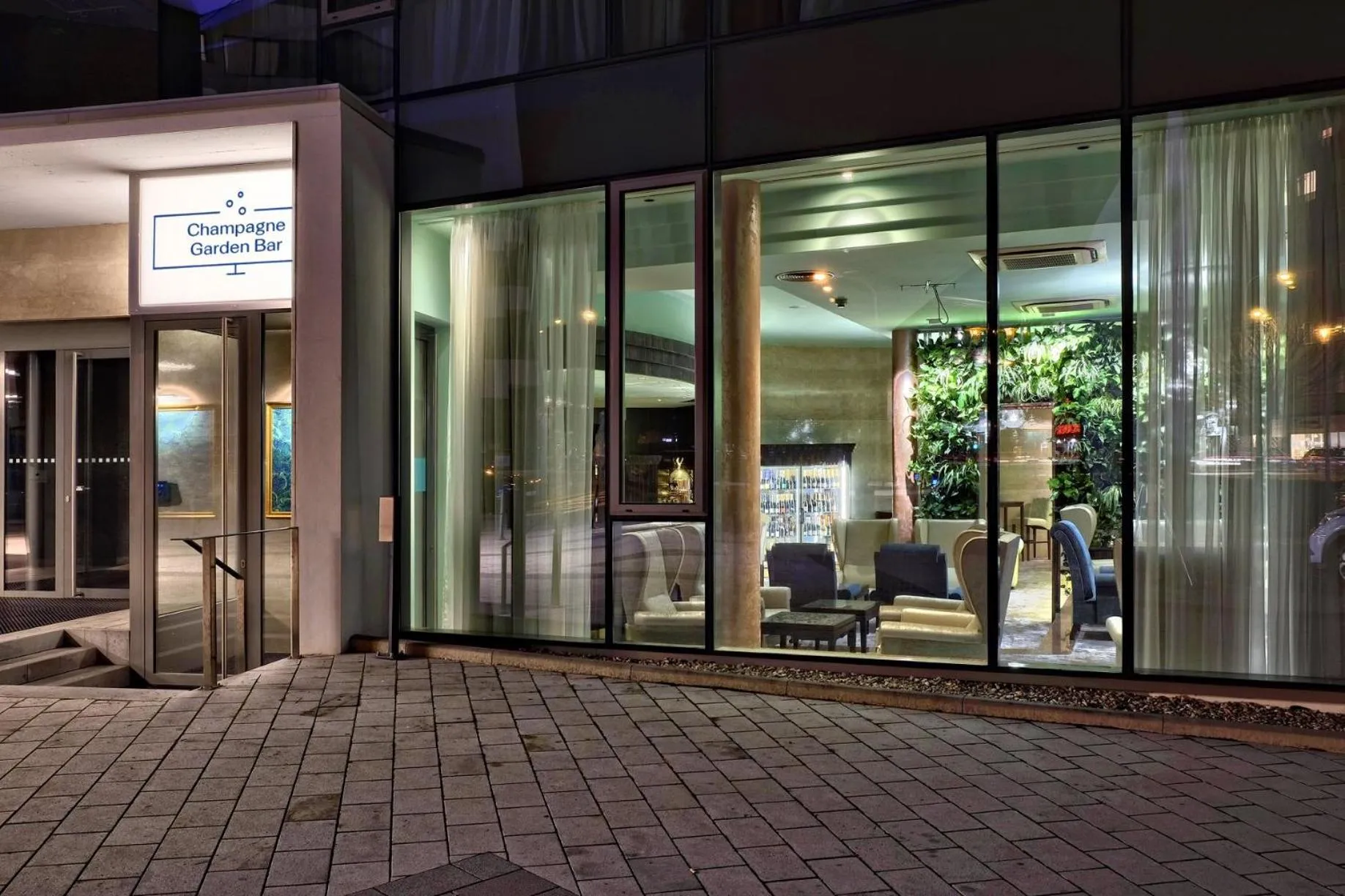 Restaurant/places to eat in Hotel Continental