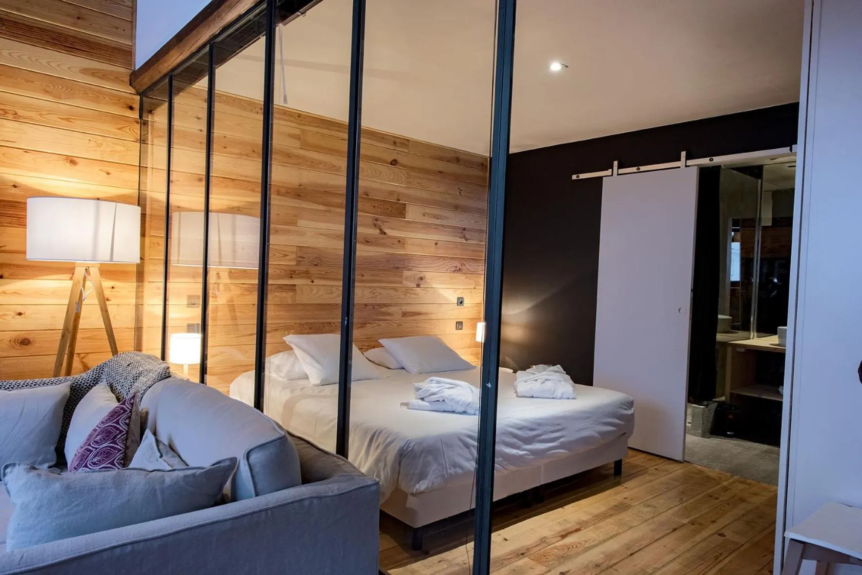 Bed in Rock Noir & Spa