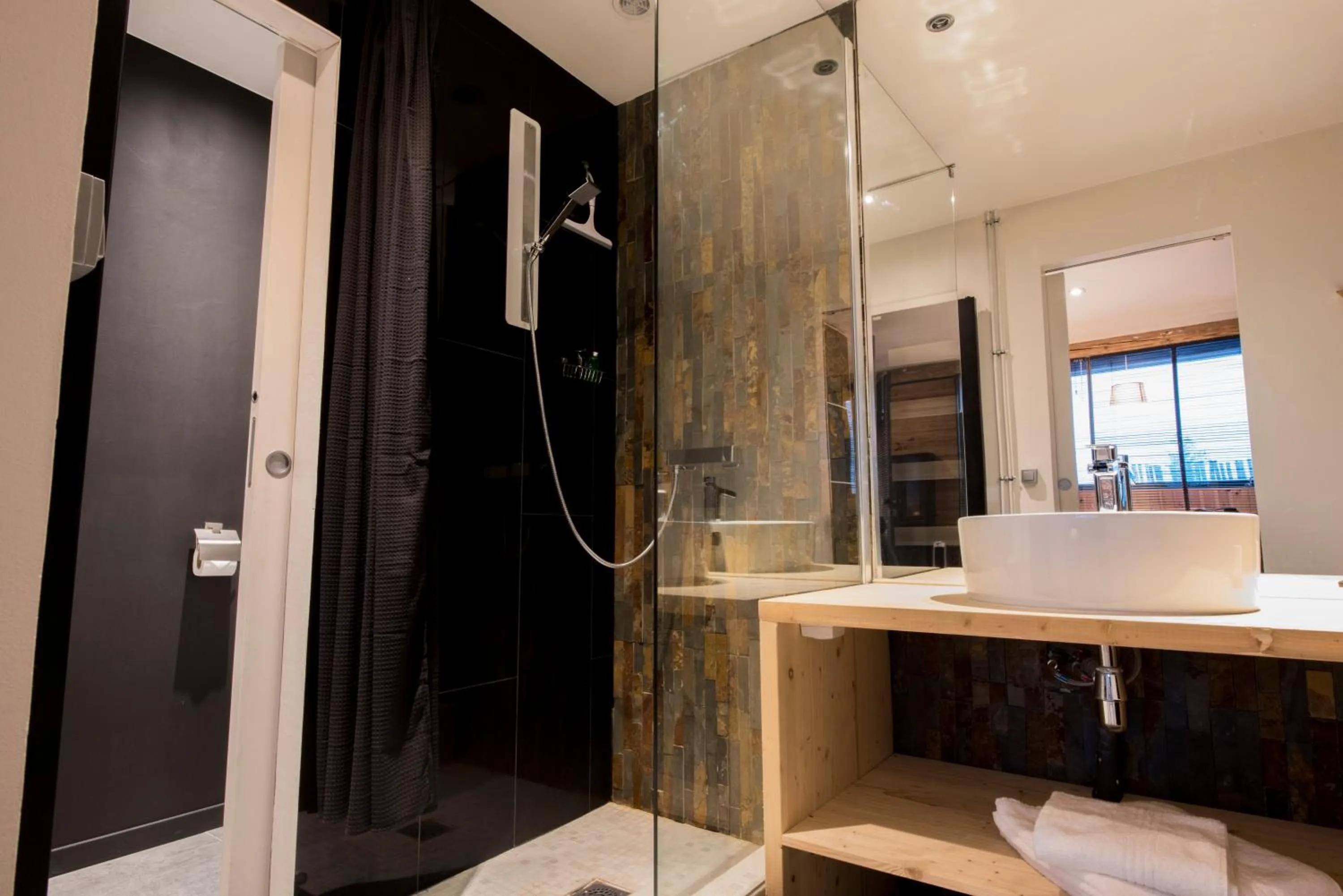 Shower in Rock Noir & Spa