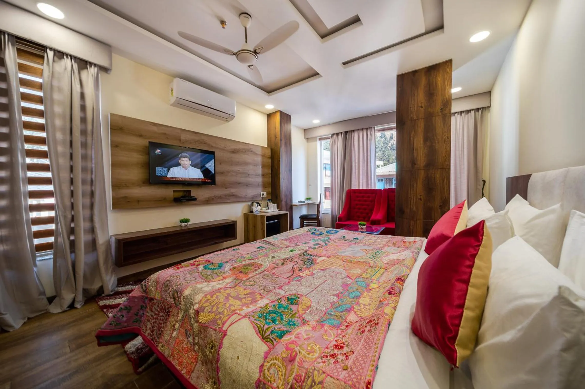 TV and multimedia in Tripli Hotels Shivaay