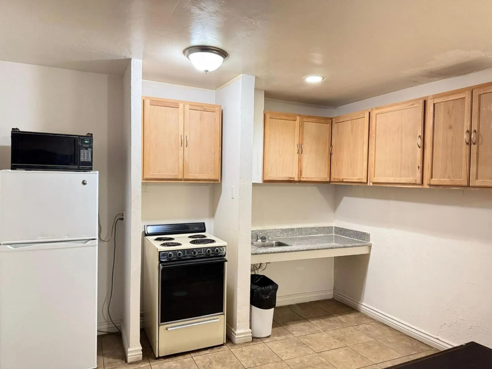 Shower in B&J HOTEL AND APARTMENTS