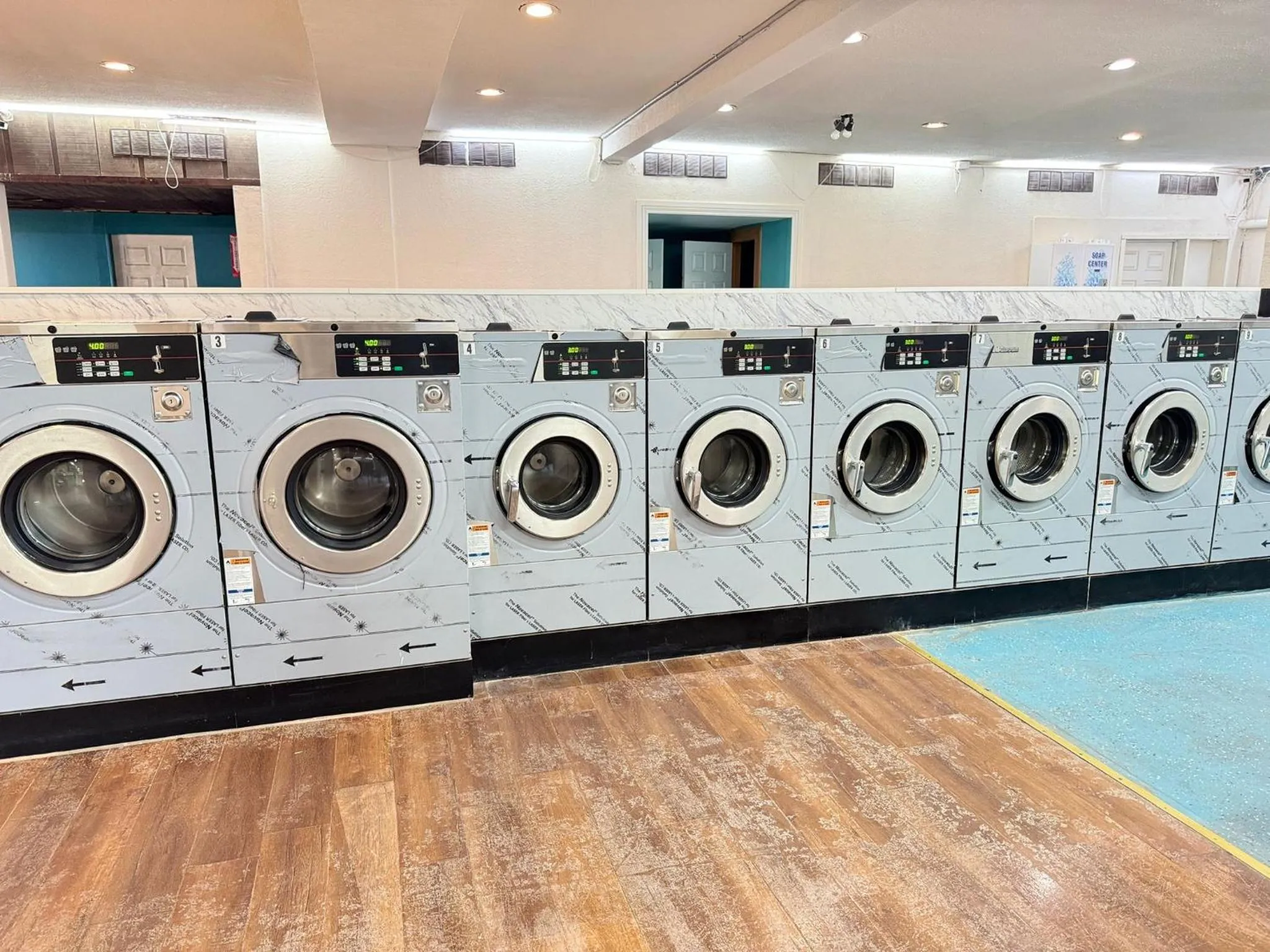 washing machine in B&J HOTEL AND APARTMENTS