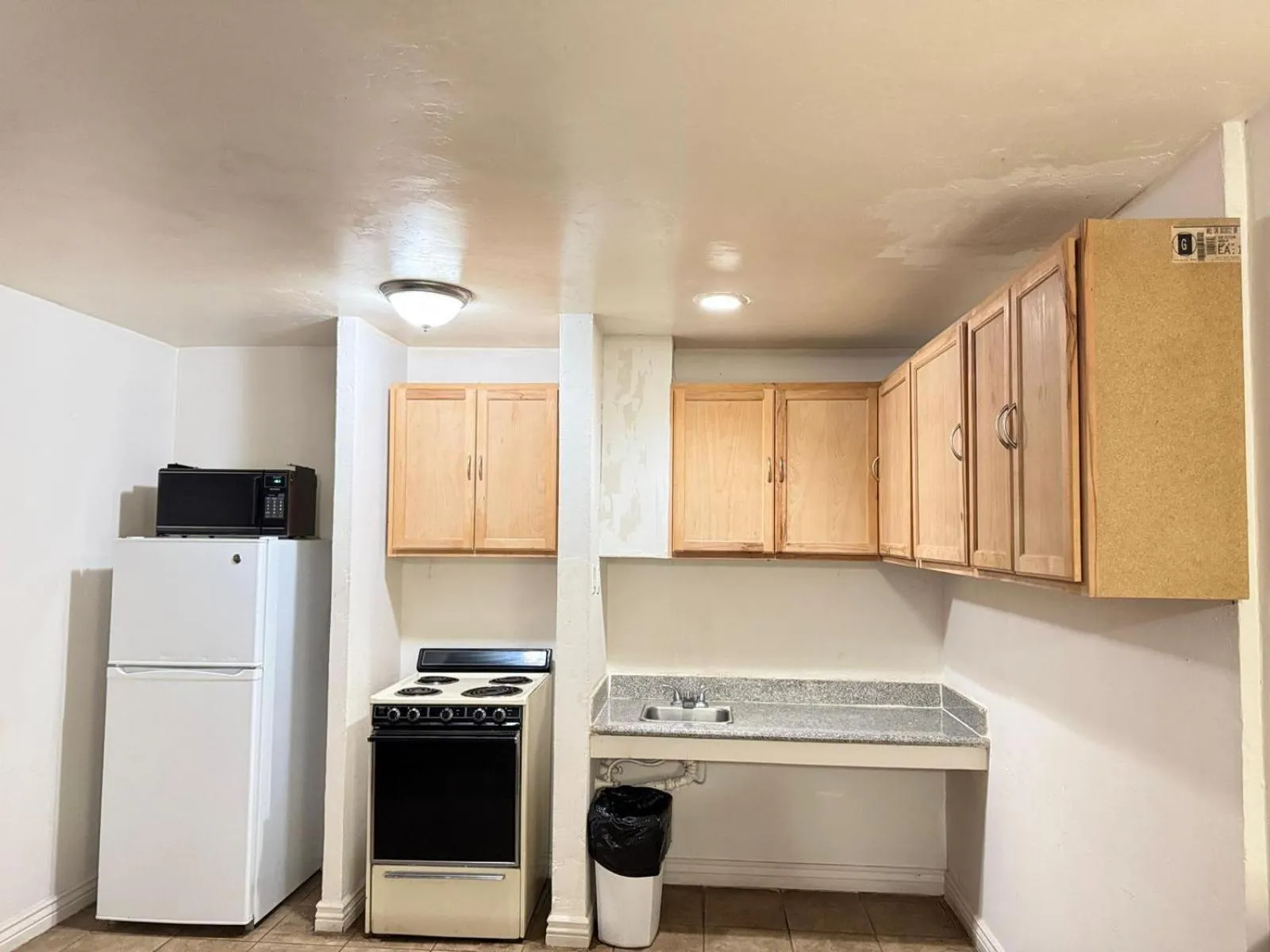 Shower in B&J HOTEL AND APARTMENTS