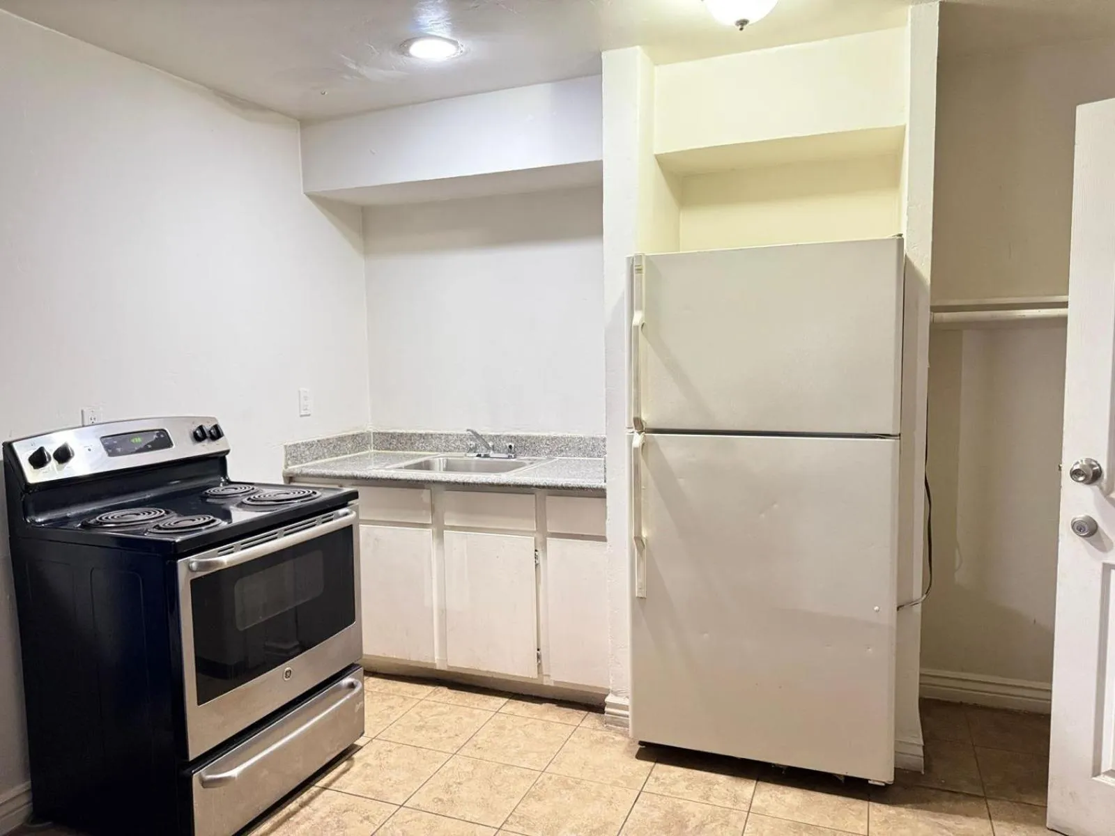 Shower in B&J HOTEL AND APARTMENTS