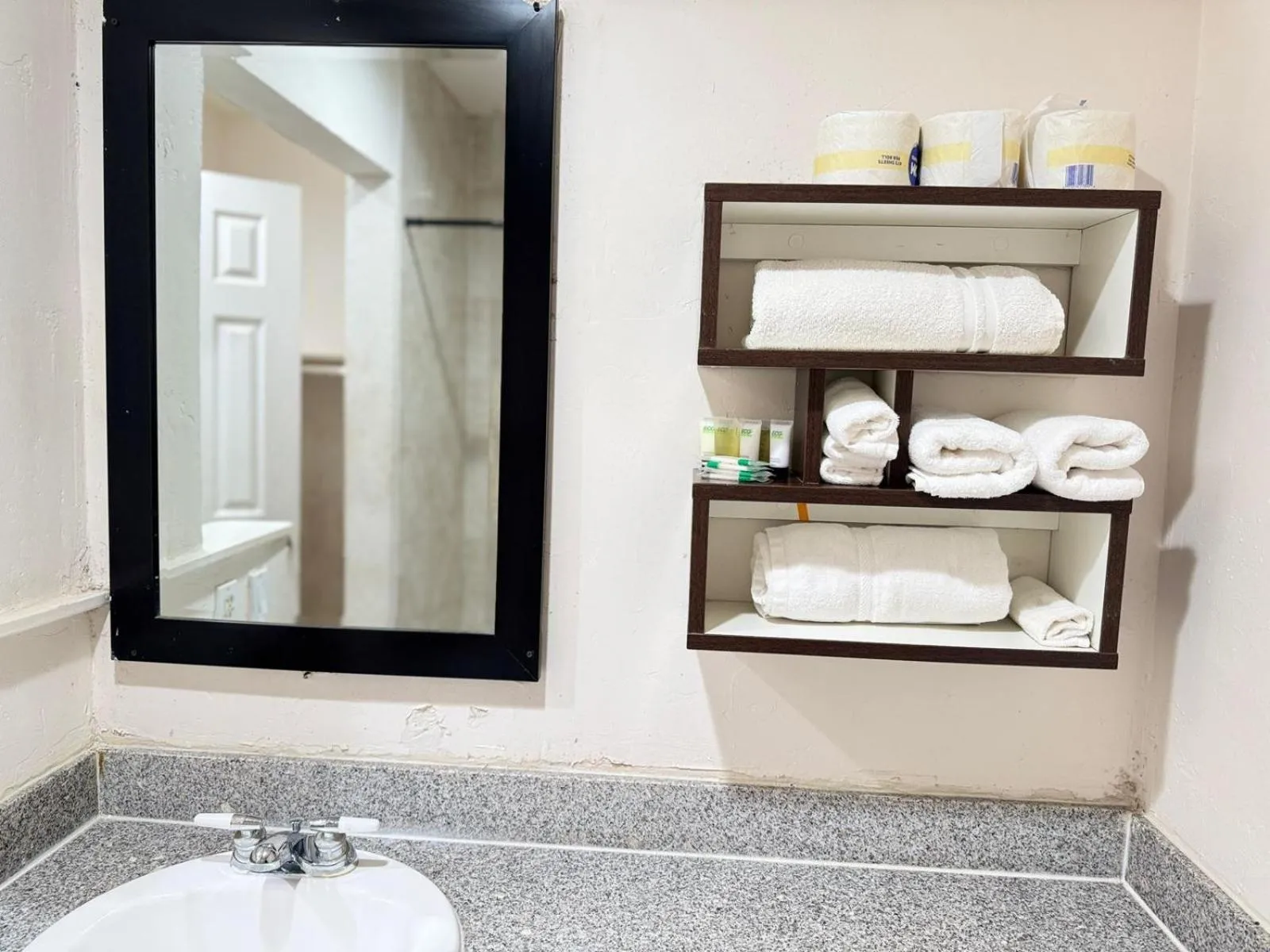 Shower in B&J HOTEL AND APARTMENTS