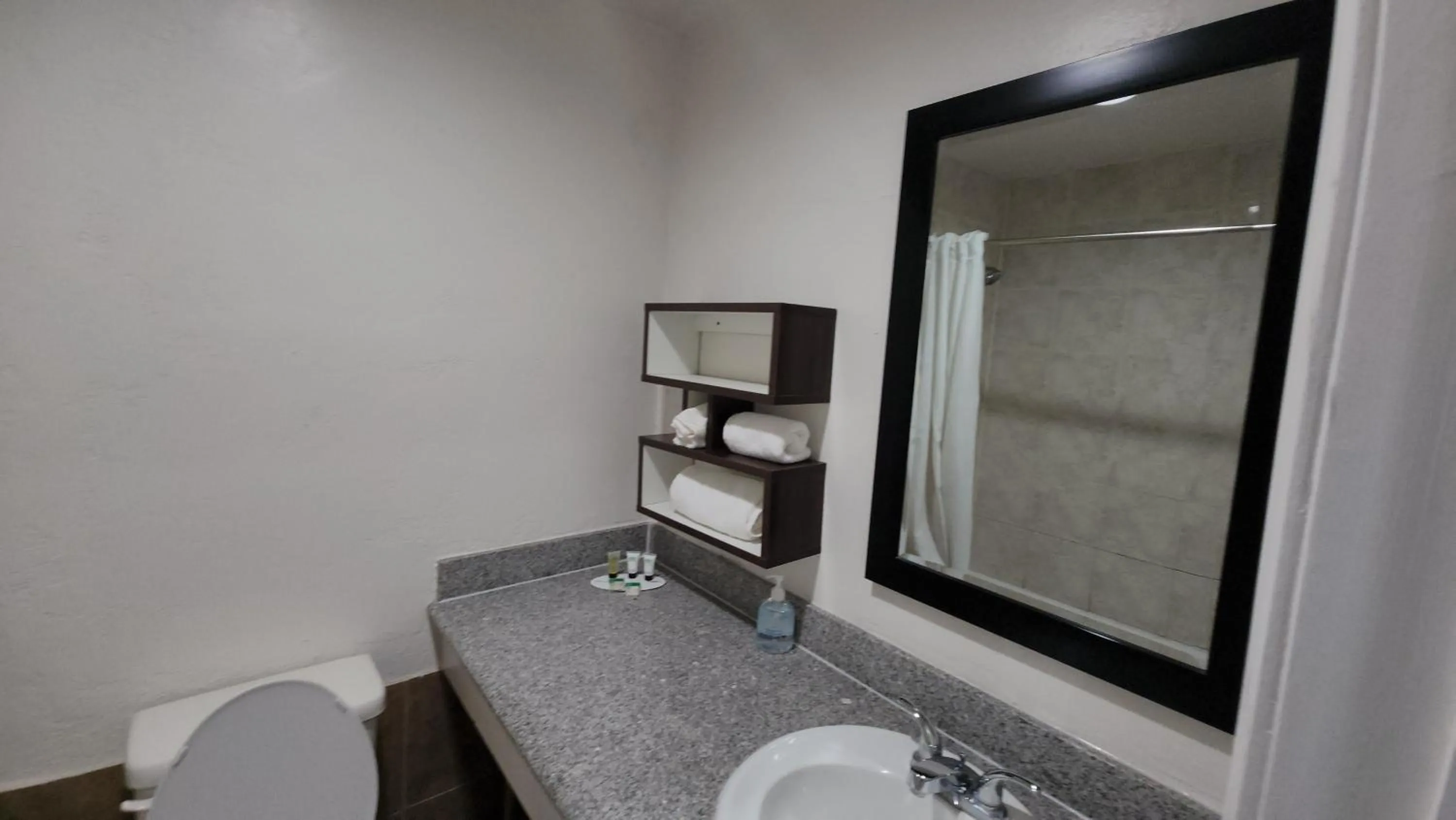 Toilet in B&J HOTEL AND APARTMENTS