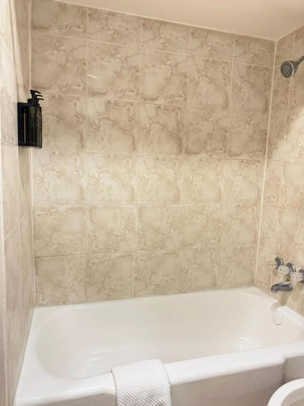 Shower in B&J HOTEL AND APARTMENTS