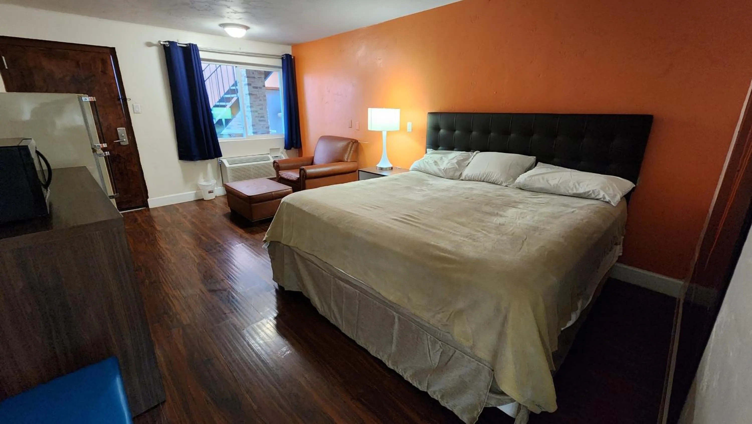 Shower, Bed in B&J HOTEL AND APARTMENTS