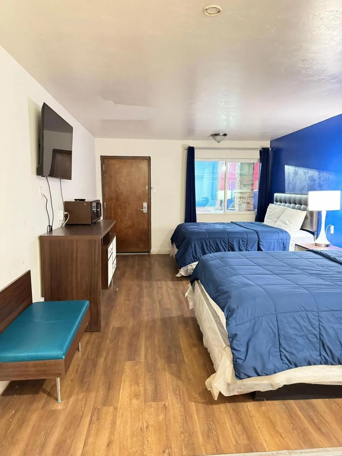 Shower, Bed in B&J HOTEL AND APARTMENTS