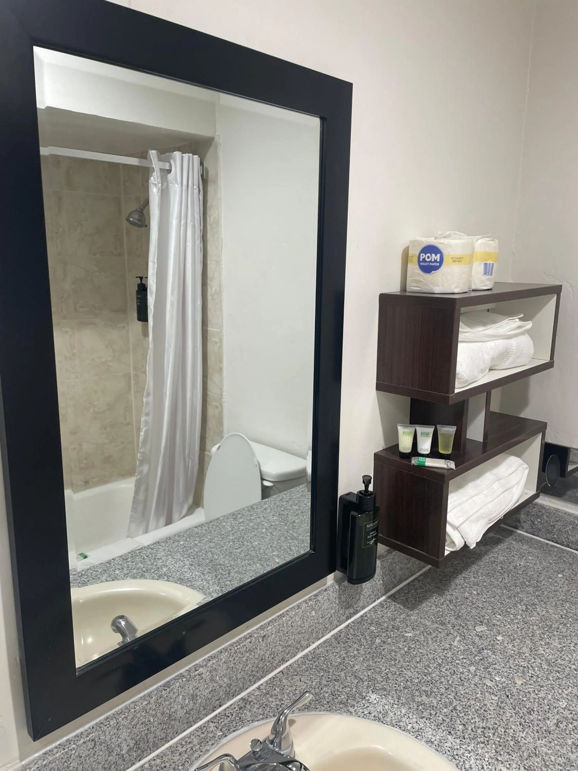 Shower in B&J HOTEL AND APARTMENTS