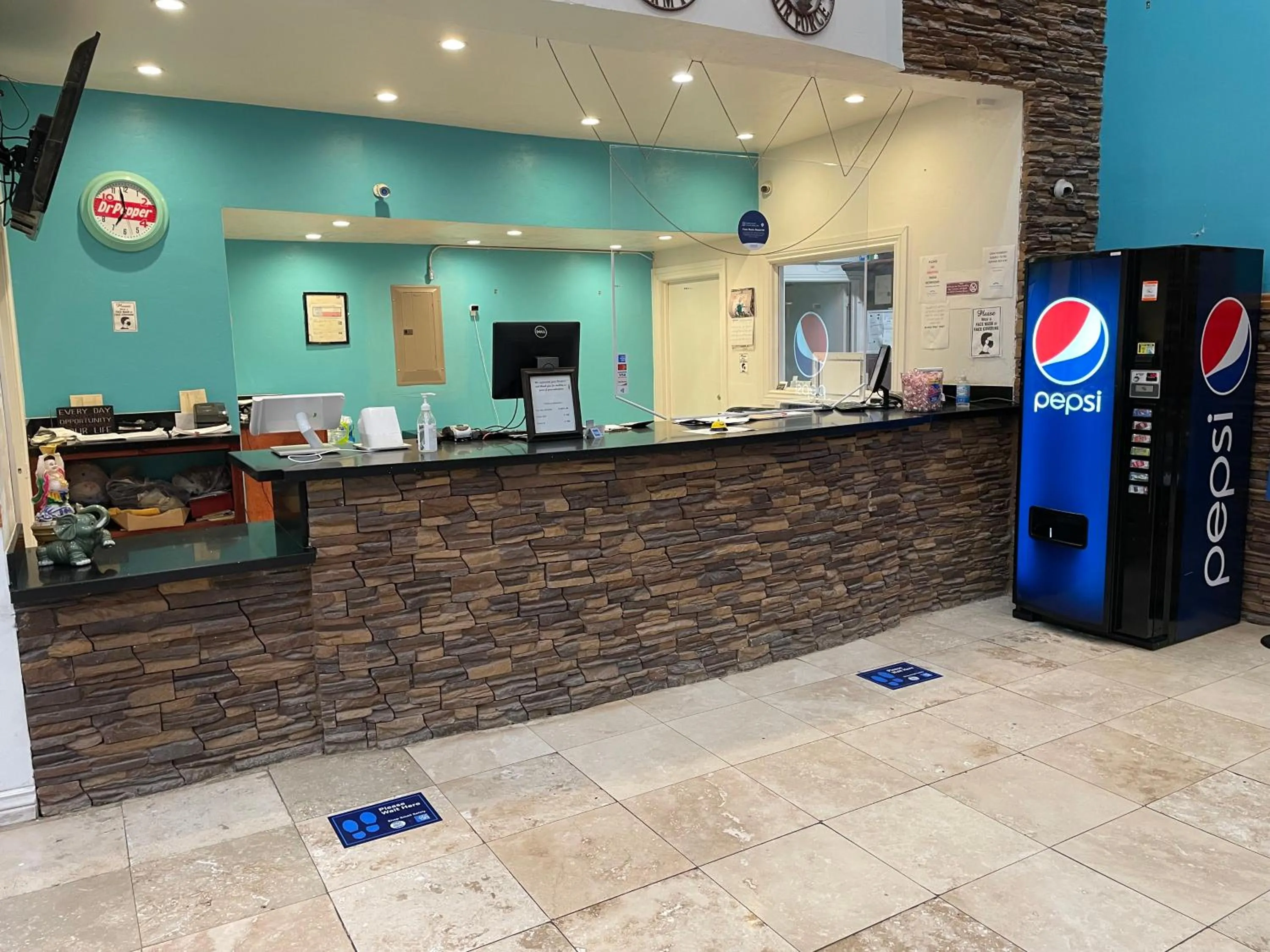 Lobby or reception in B&J HOTEL AND APARTMENTS