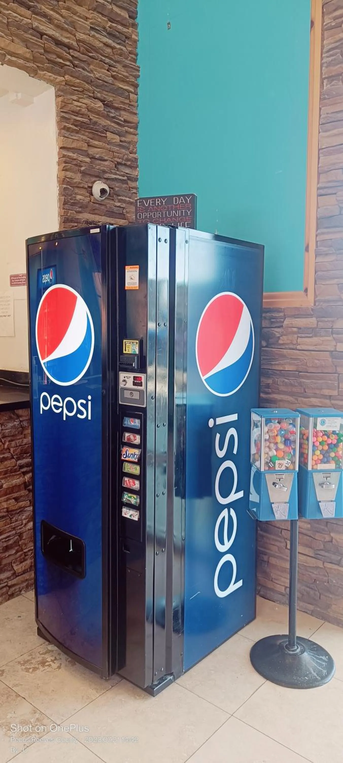 Restaurant/places to eat in B&J HOTEL AND APARTMENTS