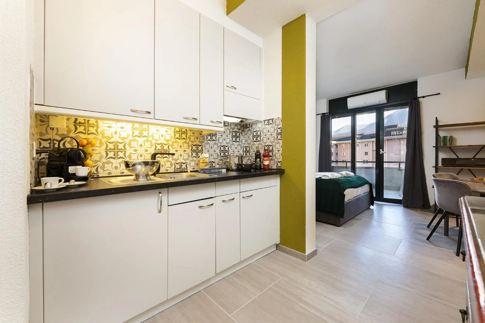 Monolocale con terrazzo vista lago Via Cassarinetta 7 by LR