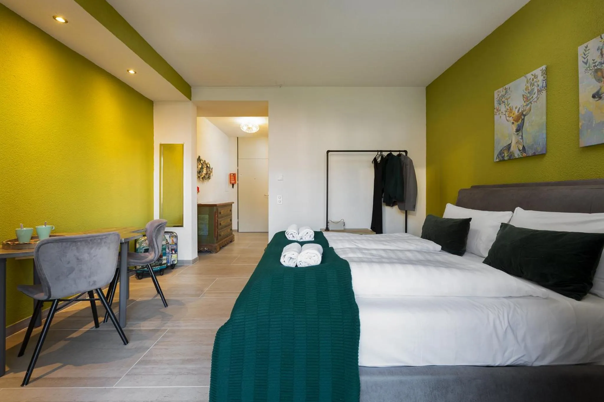 Monolocale con terrazzo vista lago Via Cassarinetta 7 by LR