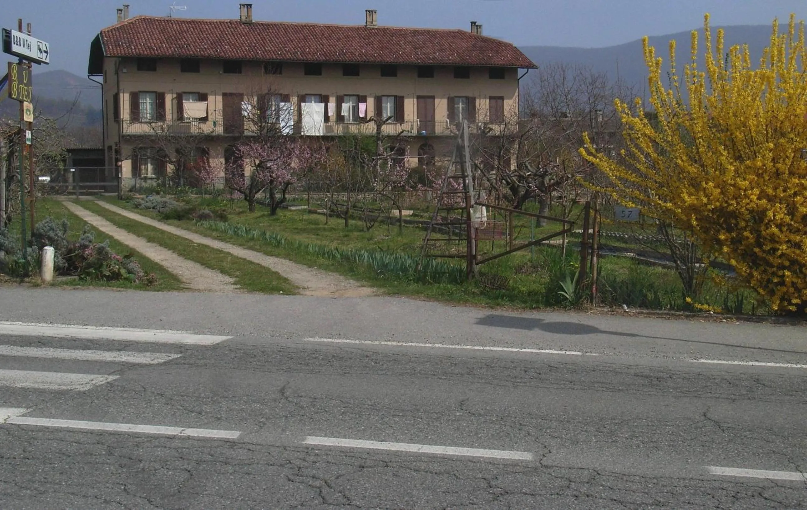 Facade/entrance in U Tej
