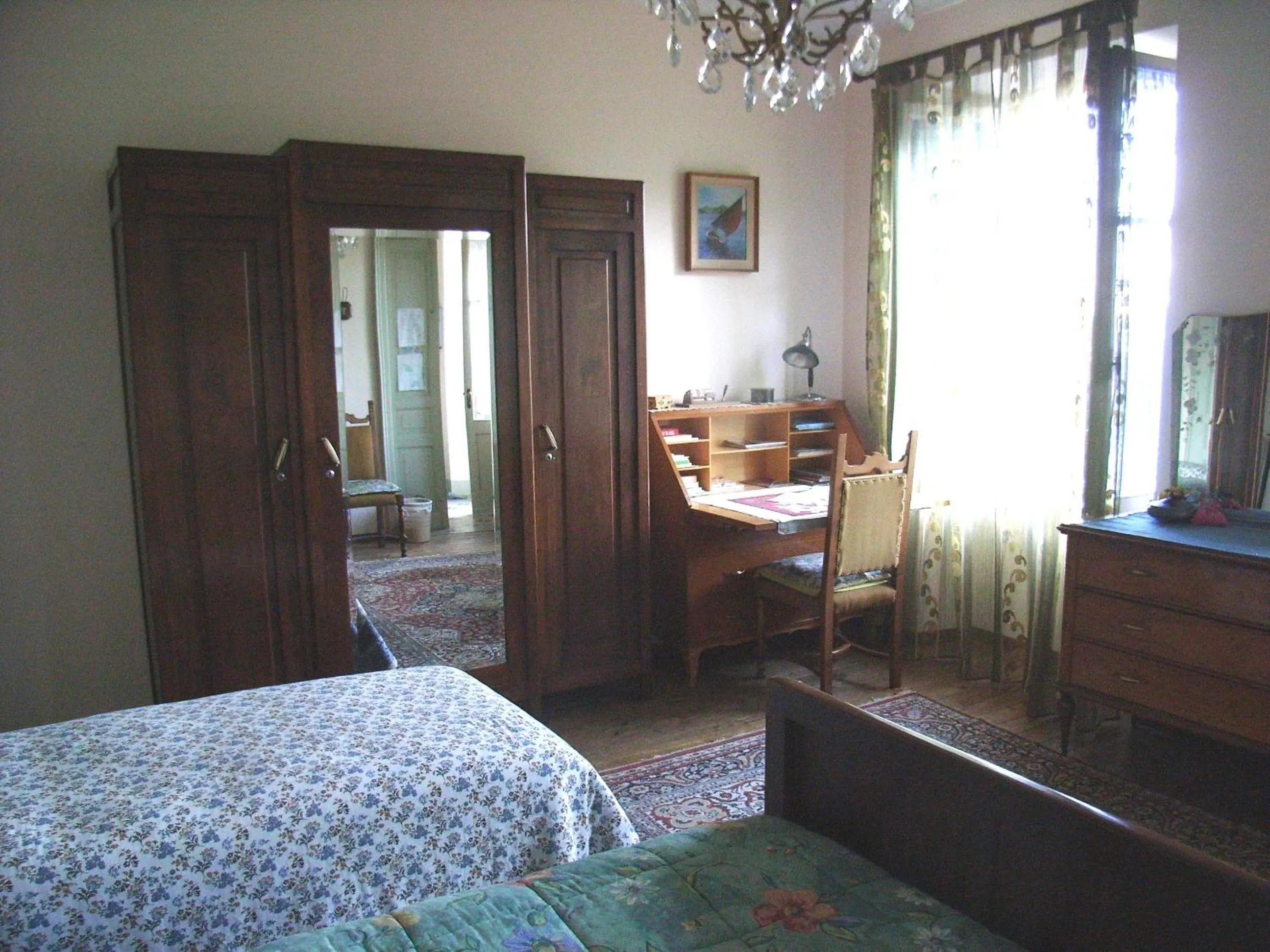 Photo of the whole room in U Tej